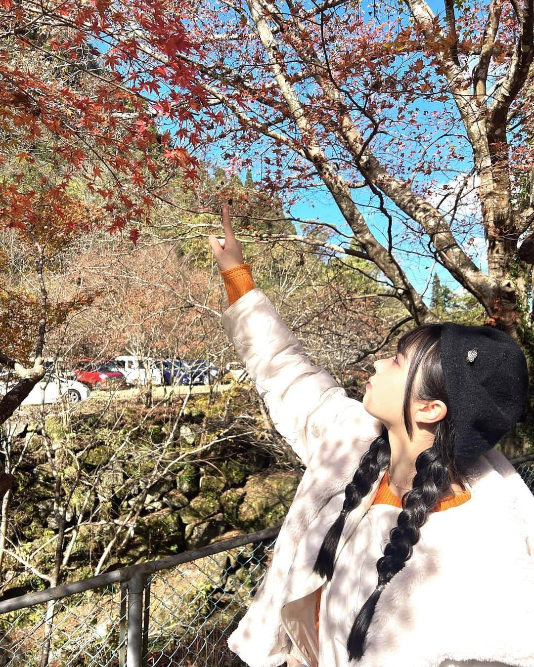 りなのインスタグラム：「毎年見に行く耶馬渓の紅葉🍁  #Popteen #Popteen専属モデル #PureGi #fyp #紅葉 #黒髪 #耶馬渓」