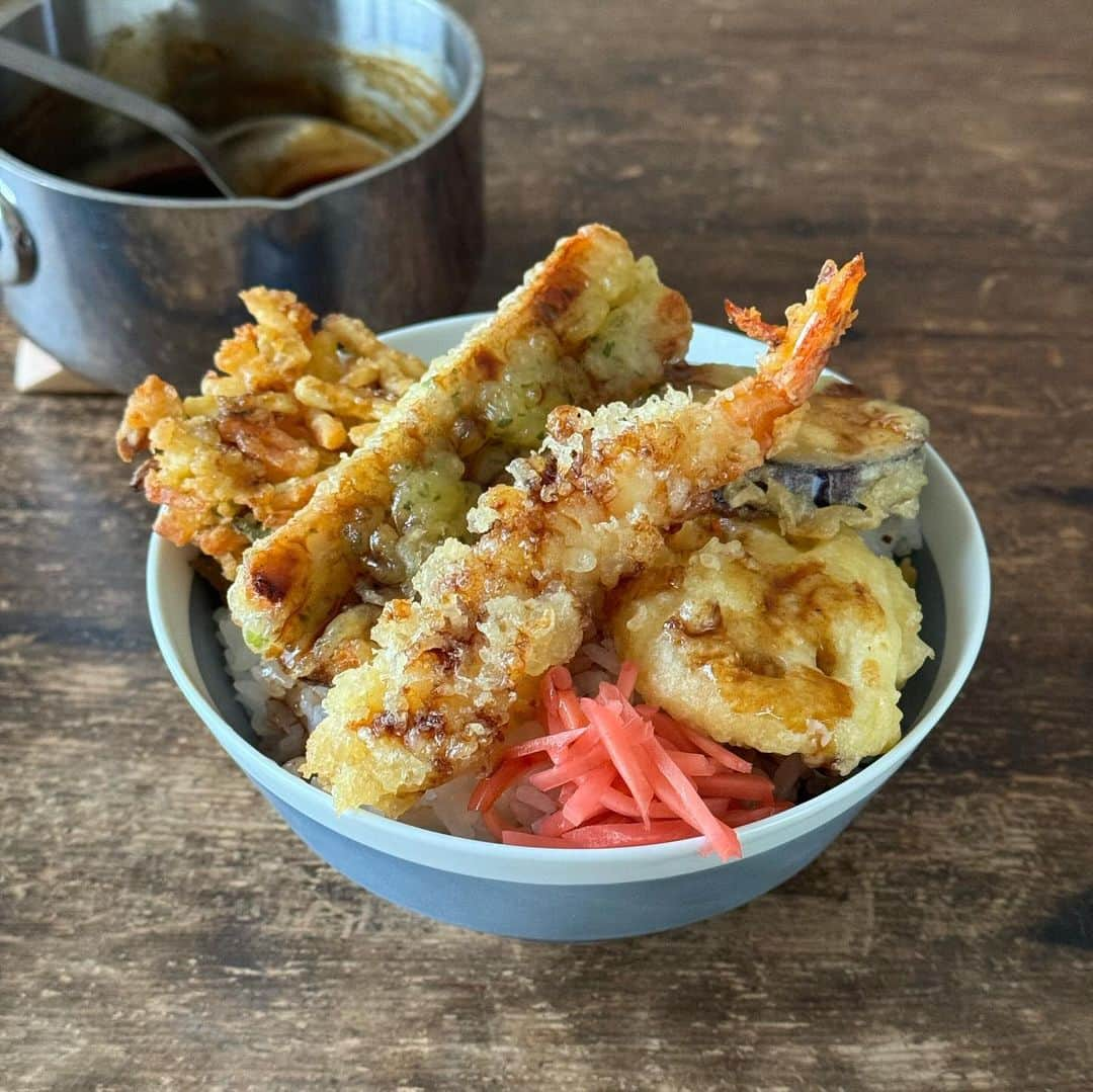 Tesshiさんのインスタグラム写真 - (TesshiInstagram)「スーパーで天ぷら買って天丼 Ten Don Tempura rice bowl #yummy #homemade #healthy #donburi #tempura #gohan #おいしい #天丼 #天ぷら #丼 #手抜きごはん #マカロニメイト #フーディーテーブル #手作り  手作りのたれが優勝🎌 #自信作 たれ→みりん大2、しょうゆ大1〜2、砂糖大1、水大1、粉末だしひとつまみ(少し煮詰める) スーパーの天ぷら、ご飯、紅生姜など Ten Don sauce… 2 tbsp mirin, 1~2 tbsp soy sauce, 1 tbsp sugar, 1 tbsp water, a pinch of Dashi powder Tempura(bought at the supermarket), Gohan, red pickled ginger  #新米 @yukitsubakiofficial」11月20日 22時07分 - tmytsm