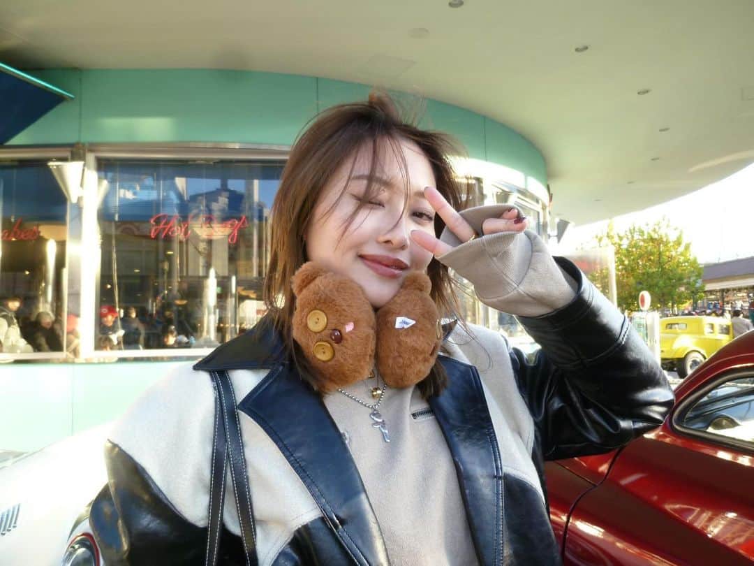 阿部紫夕那のインスタグラム：「. 大阪行くならやっぱり！と思って ユニバ行ったんだけど 極寒+強風すぎてしっかり冬感じた❄️🥶  何回来てもハリドリがやっぱり一番好き！！ みんなはユニバ行ったら なんのアトラクション乗る？🤔🩵  そして ティムへ、耳を守ってくれてありがとう🐻🤍 救われたよ。」