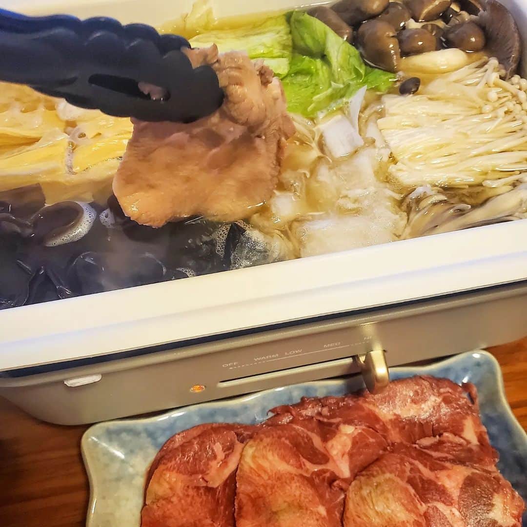 池田夏希のインスタグラム：「寒くなってきたからおうちで @okinawa_shabushabu_motobu のタンしゃぶ🍲✨ . お取り寄せのセット内容は牛タン・自家製やみつき鰹出汁・シークワーサーぽん酢が入っているので、冷凍で届いたお肉を解凍して好きな具材を鍋に入れてしゃぶしゃぶするだけで簡単にタンしゃぶが楽しめます😊 鰹出汁が美味しくてそのままで食べたり味変でシークワーサーぽん酢で食べたり、なんと言っても牛タンが美味しくてお箸が止まらなかったです😍🥢 シークワーサーぽん酢も美味しくてそのままのんじゃった🤭(笑) またお取り寄せしたいな💕 . #沖縄しゃぶしゃぶ #しゃぶしゃぶセット #通販グルメ #沖縄グルメ #おうちしゃぶしゃぶ #贅沢ごはん #しゃぶしゃぶ #沖しゃぶ #沖縄デート #沖縄通販 #沖縄お取り寄せ #ふるさと納税 #国頭郡 #本部町 #美ら海水族館 #沖縄美ら海水族館 #牛タン #タンしゃぶ #和牛 #和牛タン #おきなわ和牛 #グルメスタグラム #フードスタグラム #shabushabu PR #beeftongue #okinawagourmet #onlineorder #gourmetstagram #foodstagram #foodphotography」