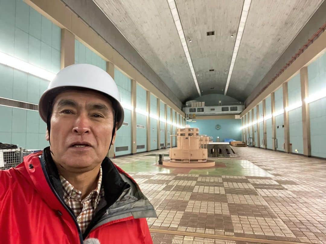 石原良純のインスタグラム：「ここは地下200メートルの巨大な地下空間。床の下には4基の発電機が設置されている、黒部第四発電所。 黒四ダムに貯められた水は、約10キロの導水管を流れ落ち発電所のタービンを回す。 僕がここに入れたのは、黒部キャニオンルートの先行取材でのこと。長野県扇沢、富山県立山町に続いて富山県の宇奈月温泉から黒四ダムを目指す三つ目のルートが来年6月に開設される。 トロッコ列車、エレベーター、巨大インクライン、地下トンネルを抜ける40キロの旅はリアルにインディージョーンズ。 あゝ、楽しかった。」