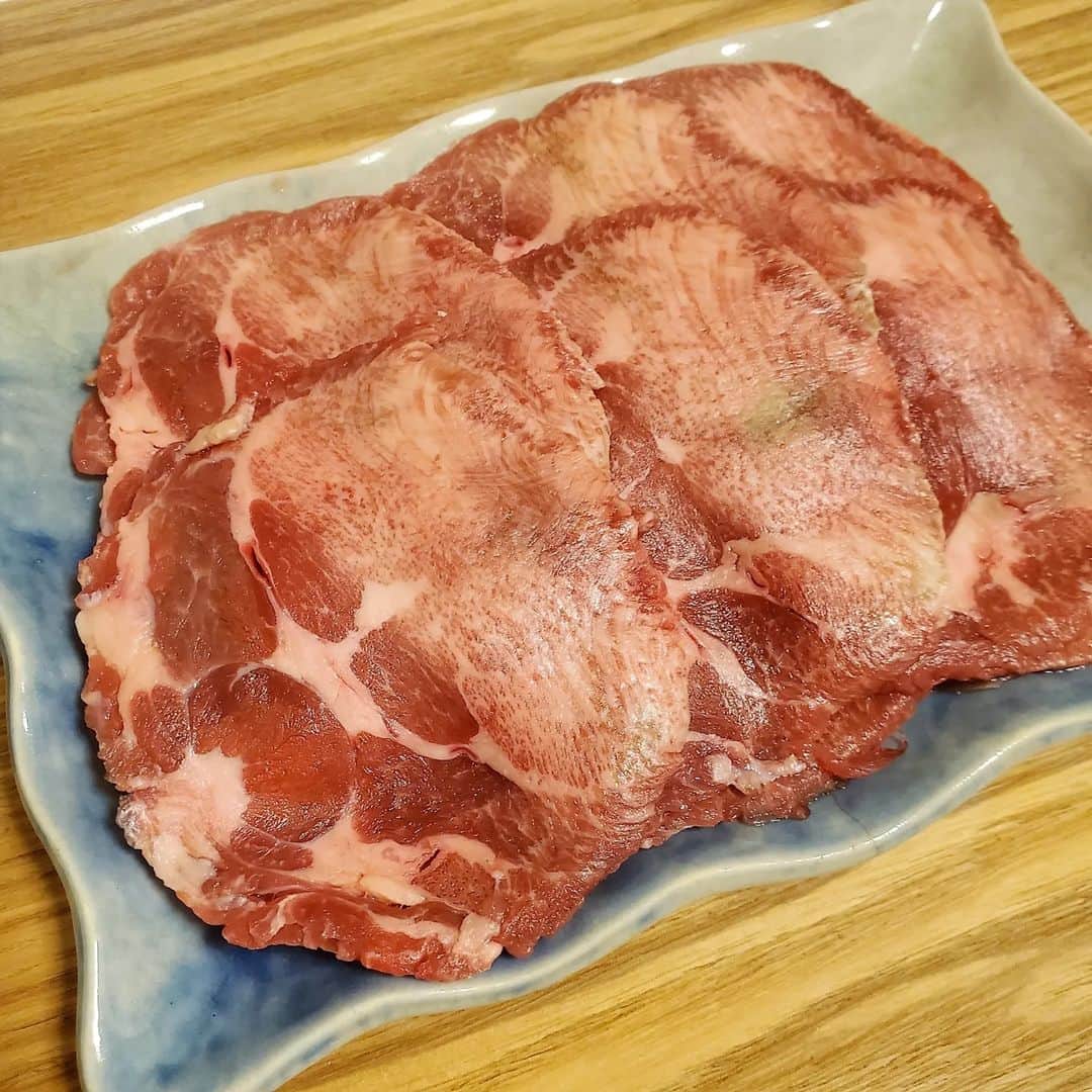 池田夏希さんのインスタグラム写真 - (池田夏希Instagram)「寒くなってきたからおうちで @okinawa_shabushabu_motobu のタンしゃぶ🍲✨ . お取り寄せのセット内容は牛タン・自家製やみつき鰹出汁・シークワーサーぽん酢が入っているので、冷凍で届いたお肉を解凍して好きな具材を鍋に入れてしゃぶしゃぶするだけで簡単にタンしゃぶが楽しめます😊 鰹出汁が美味しくてそのままで食べたり味変でシークワーサーぽん酢で食べたり、なんと言っても牛タンが美味しくてお箸が止まらなかったです😍🥢 シークワーサーぽん酢も美味しくてそのままのんじゃった🤭(笑) またお取り寄せしたいな💕 . #沖縄しゃぶしゃぶ #しゃぶしゃぶセット #通販グルメ #沖縄グルメ #おうちしゃぶしゃぶ #贅沢ごはん #しゃぶしゃぶ #沖しゃぶ #沖縄デート #沖縄通販 #沖縄お取り寄せ #ふるさと納税 #国頭郡 #本部町 #美ら海水族館 #沖縄美ら海水族館 #牛タン #タンしゃぶ #和牛 #和牛タン #おきなわ和牛 #グルメスタグラム #フードスタグラム #shabushabu PR #beeftongue #okinawagourmet #onlineorder #gourmetstagram #foodstagram #foodphotography」11月20日 22時10分 - natsukiikeda624