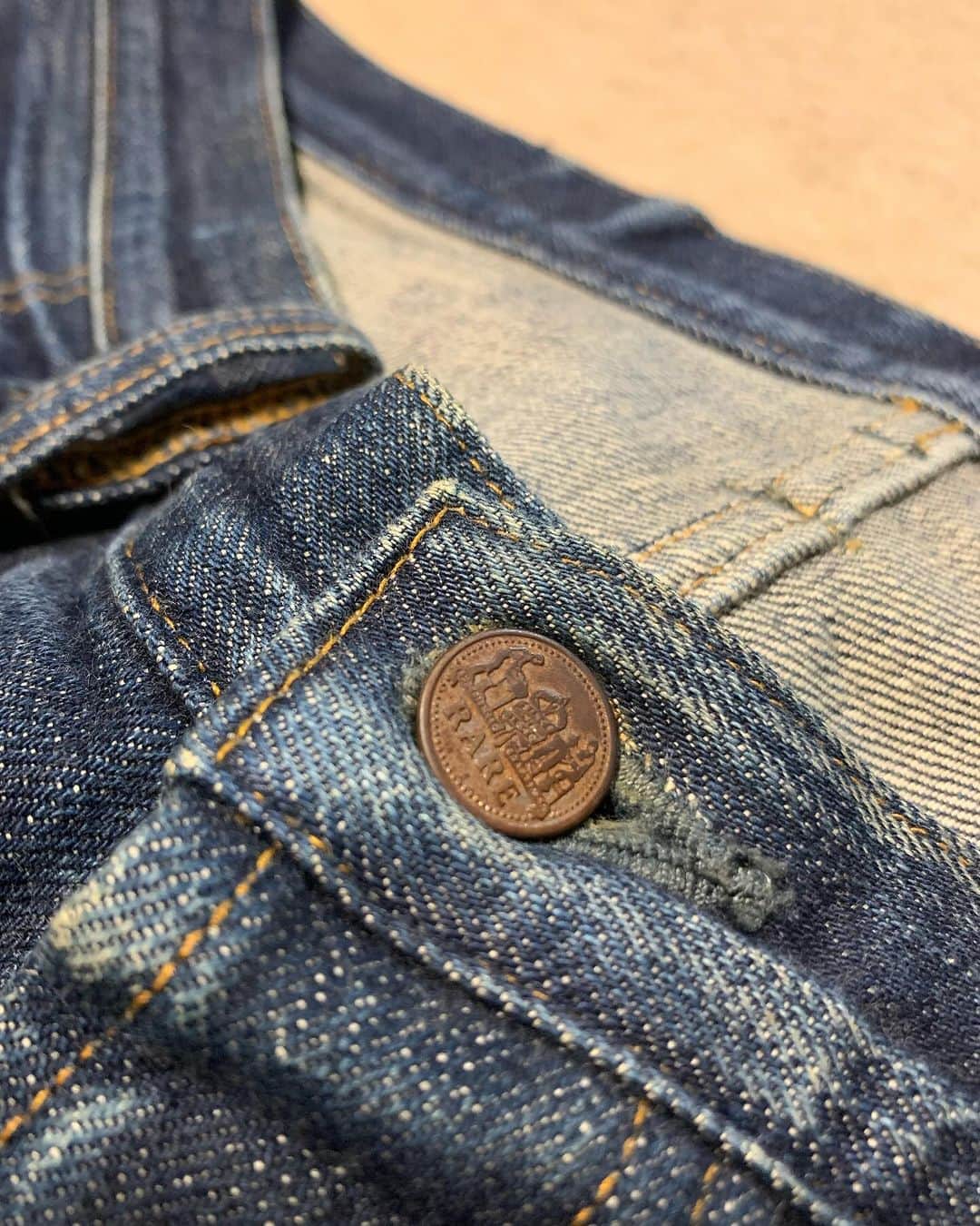 BIG JOHNさんのインスタグラム写真 - (BIG JOHNInstagram)「毎度です！  既知ではありますが、最近はエクストラと17ozをメインに気分転換にエクストラチノ という感じで回しており、レアジーンズはある程度満足いく所までいけたので保管という形にしておりました。 しかしながら、お客様の履いてこられたレアを見るとまだまだ甘いなと実感。。。  ハチノスはそこまで期待はしてませんが、 もうワンランク上の色落ち、ヒゲをつけようかなと思ってレアジーンズ履き込み再開します❗️👍 A Pioneer in Japanese Jeans   -BIG JOHN- From KOJIMA to the world.  ◽️TOYOTA @bigjohnshop  @bigjohnjeans  ◽️A pioneer in Japanese Jeans   -BIG JOHN-    from KOJIMA to the world ◽️   TOYOTA (staff)  #BIGJOHN #bigjohn #RARE#倉敷 #KOJIMA #JEANS #jeans #okayama #denim #TOYOTA #kojimajeans#okayamadenim#japanmade#madeinjapan#original #RAREJEANS  #育てる #ビッグジョン #児島　#ジーンズストリート  #岡山県　#365daysoffade #瀬戸大橋　#indigoinvitational 　#最高の色落ち　#坂本藍聖　#XXXXEXTRA  #姫路　#レザー　#ベルト」11月20日 22時11分 - bigjohnjeans