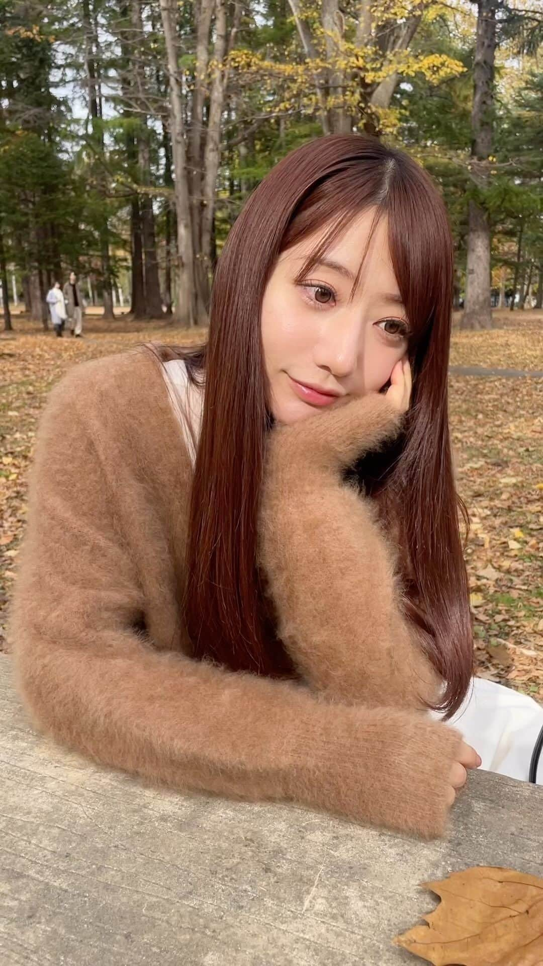 池田愛恵里のインスタグラム：「さむいけど紅葉は好き🍁🍂癒されました🫠」