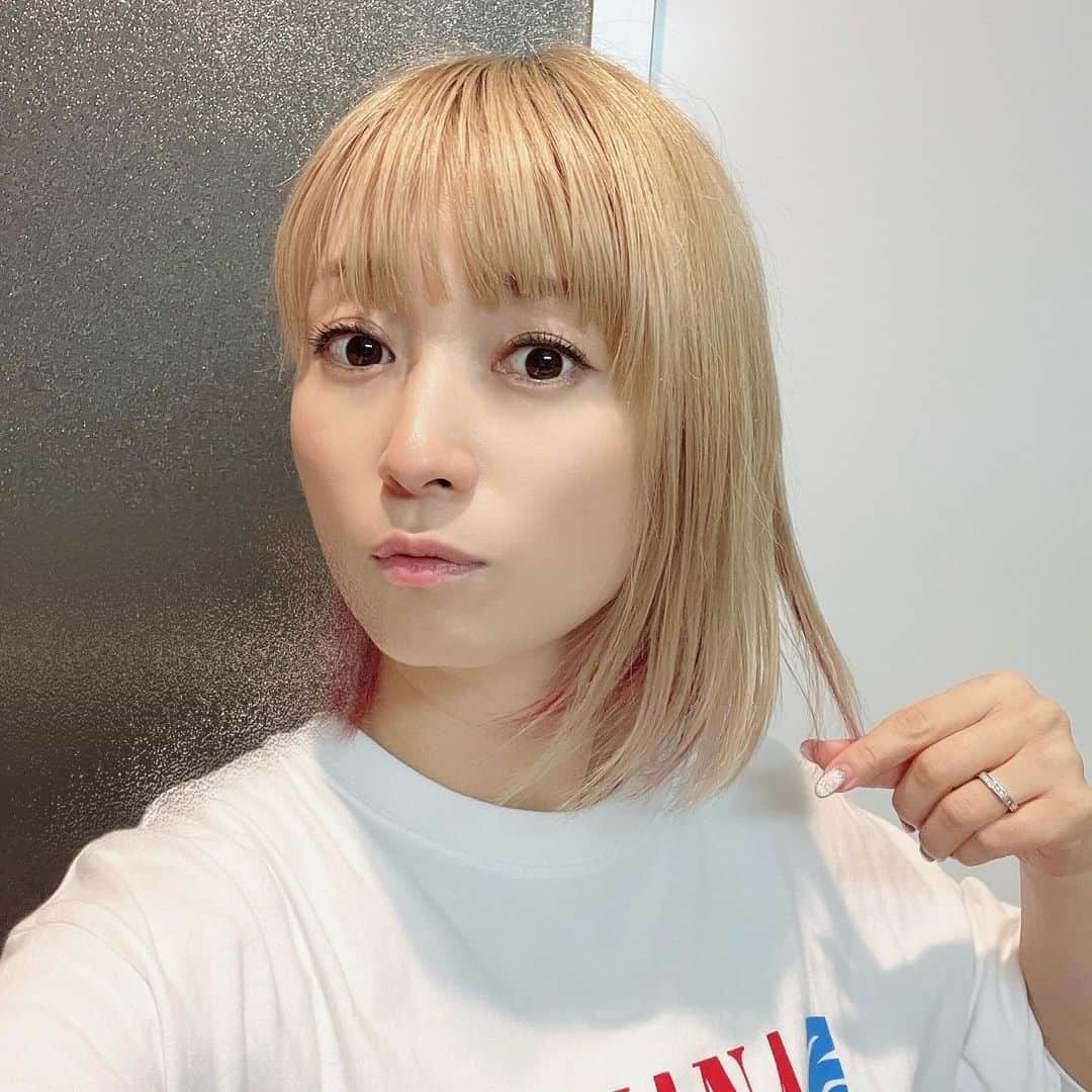 たかはしゆいさんのインスタグラム写真 - (たかはしゆいInstagram)「髪伸びたなぁ👩 ここまで長いのは久しぶり💡 ・ のばすか…ばっさり切るか… 悩みますな😄✂️ ・ #髪の毛伸ばし中 ？？ #次はショート ？？ #たかはしゆい」11月20日 22時12分 - t.yuirin