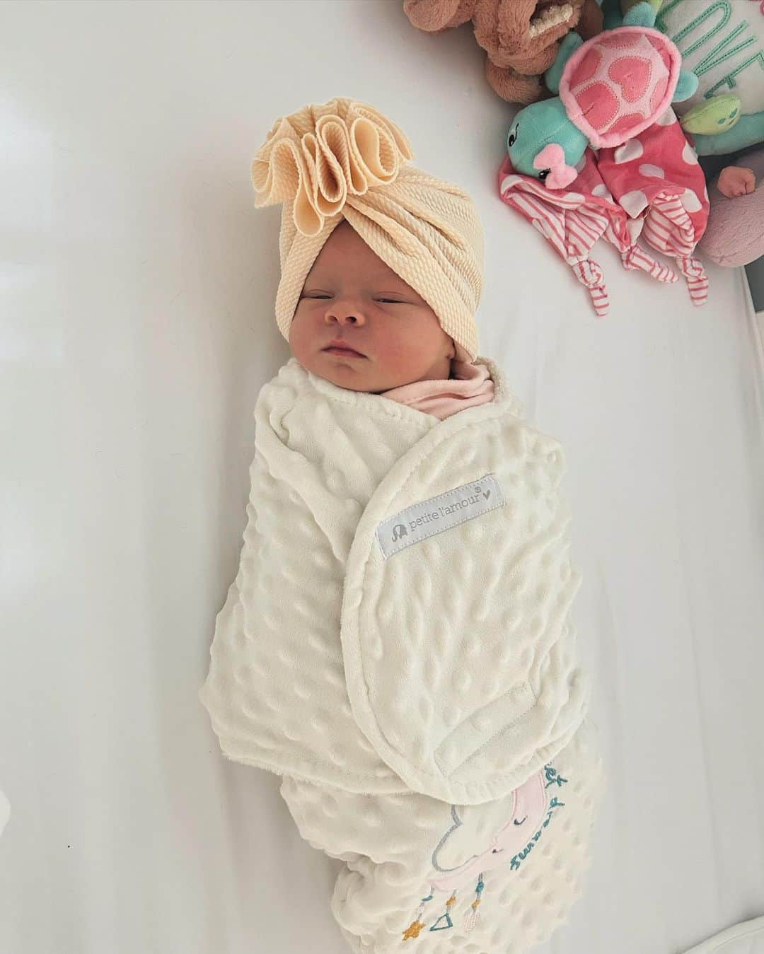 ジェイ・マリー・グリーンのインスタグラム：「There are no words..💕🌸💗  Paisley Ann Casello 11.16.23 8lb 9oz」