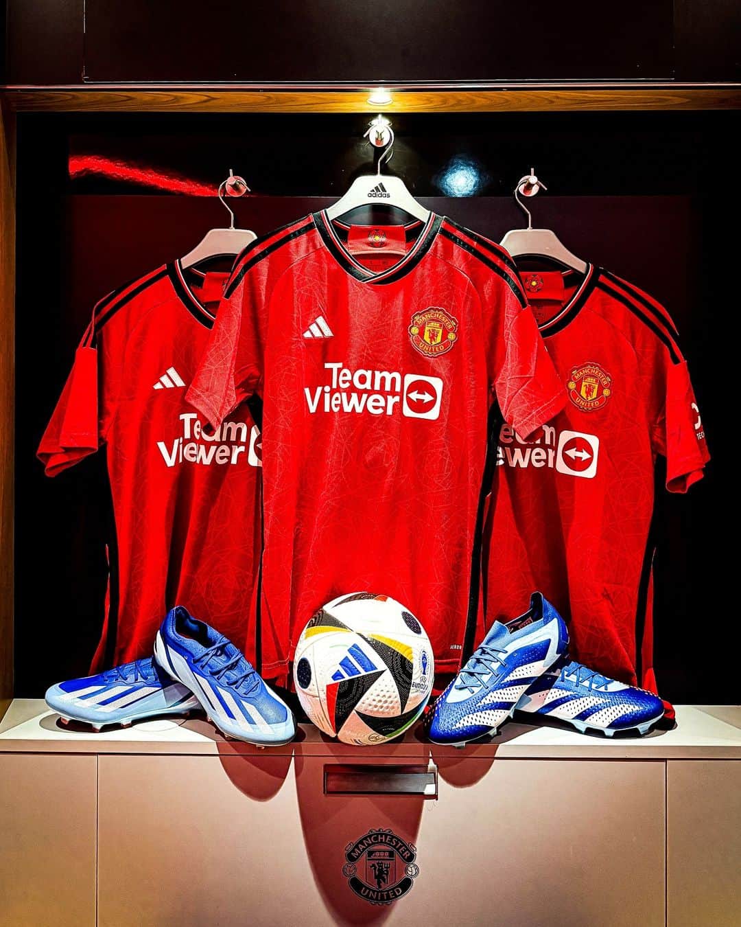 のインスタグラム：「The men's #EURO2024 ball has just dropped 🔥  Best of luck to our Reds competing in next year's tournament in Germany 🇩🇪  #MUFC #ManUtd #adidasFootball」