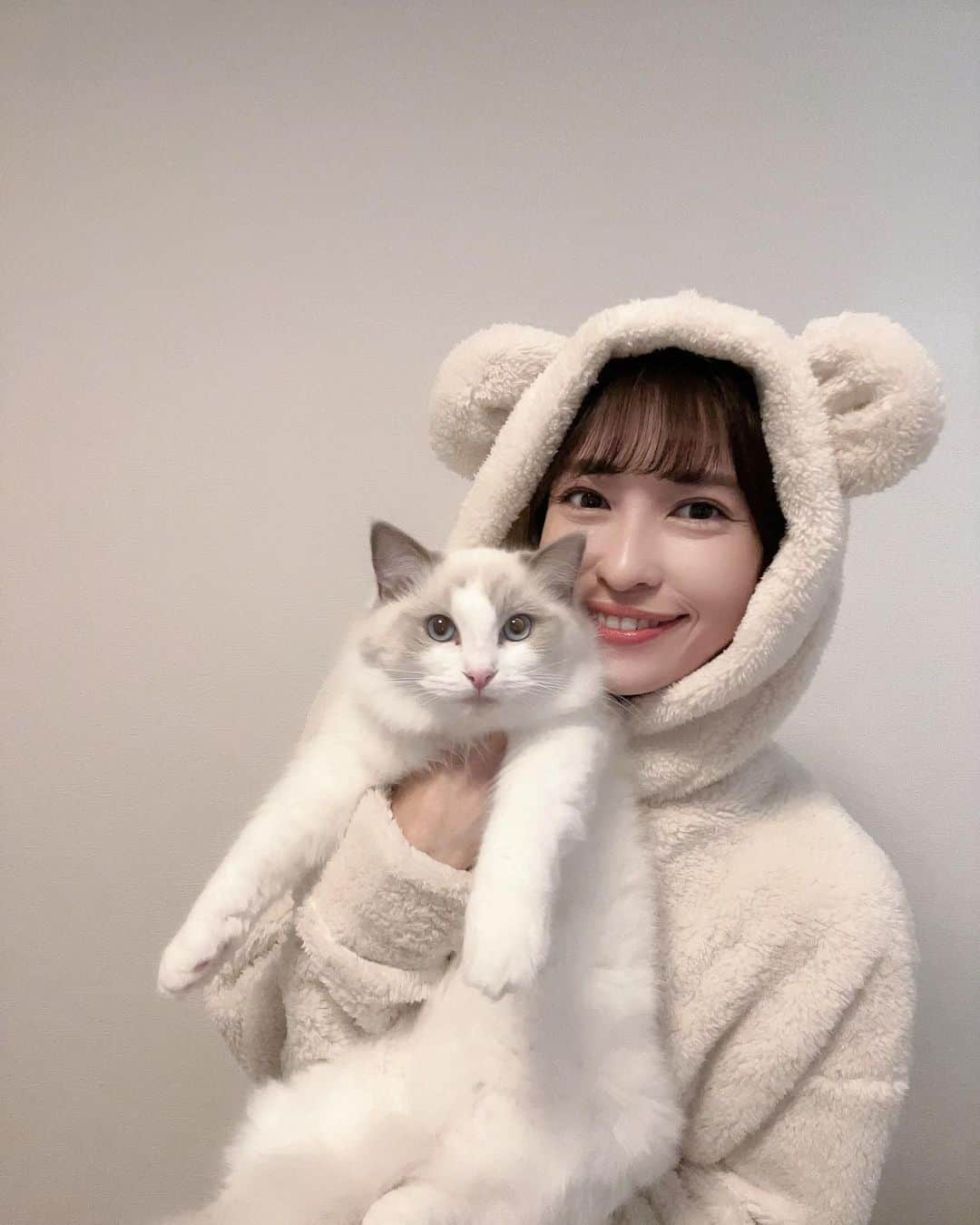 山岸愛梨のインスタグラム：「もこもこ冬のパジャマ🐻‍❄️🐼 猫たちはもこもこでうらやましいなぁ。  #gu #guパジャマ」