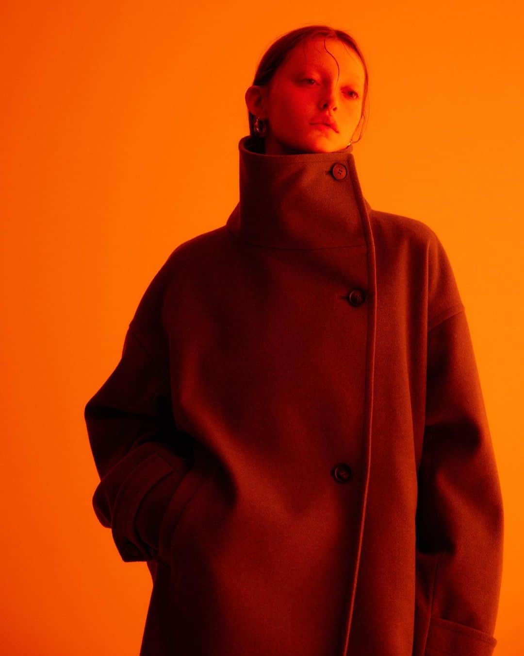 スライのインスタグラム：「ㅤㅤㅤㅤㅤㅤㅤㅤㅤㅤㅤㅤㅤ SLY2024 HOLIDAY COLLECTION __________________________________ ☑︎WIDE STAND N/C SHORT COAT (030GAA30-2850) IVOY,BLK,BRN,BLU _________________________________ #SLY #SLY_fav」