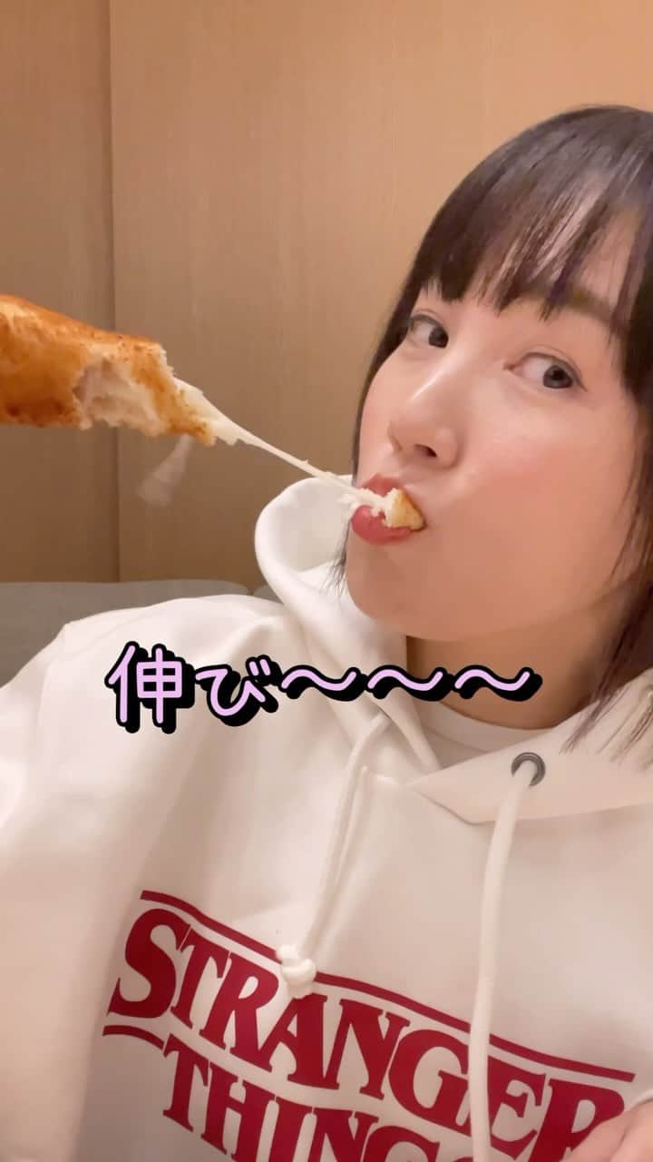 古賀麻里沙のインスタグラム：「みなさんこんばんは🌛 今日も飲んでますか？？酔い子の味方、ビールおねえさん古賀麻里沙です。  今宵のご褒美ールはチーズチャレンジ🍻  ドンキで冷凍のチーズハットグ見つけたので今更ながらチーズ伸び〜チャレンジ。(流行ったの6年前) ねぇこれ伸ばすコツ知ってる人いる？ 全然伸びんっちゃけど😂😂😂 思ったんと違うw  ビールがおいしいからまぁいっか。  今日は冬限定のプレモルだよー。 なんだかリッチな味がするよー。 麦芽の贅沢感にホップの白ワインを感じさせる香り。お上品でございます☺️ ——————————————— プレミアムモルツ　醸造家の贈り物 ホップ：ハラタウブランホップ、カリスタホップ アルコール度数:5.5% ———————————————  #今宵のご褒美ール #ビール #クラフトビール #ビール女子 #ご褒美ール #今宵のご褒美ール  #啤酒 #beer #craftbeer #乾杯 #生ビール  #プレミアムモルツ #プレモル #サントリー #醸造家の贈り物」