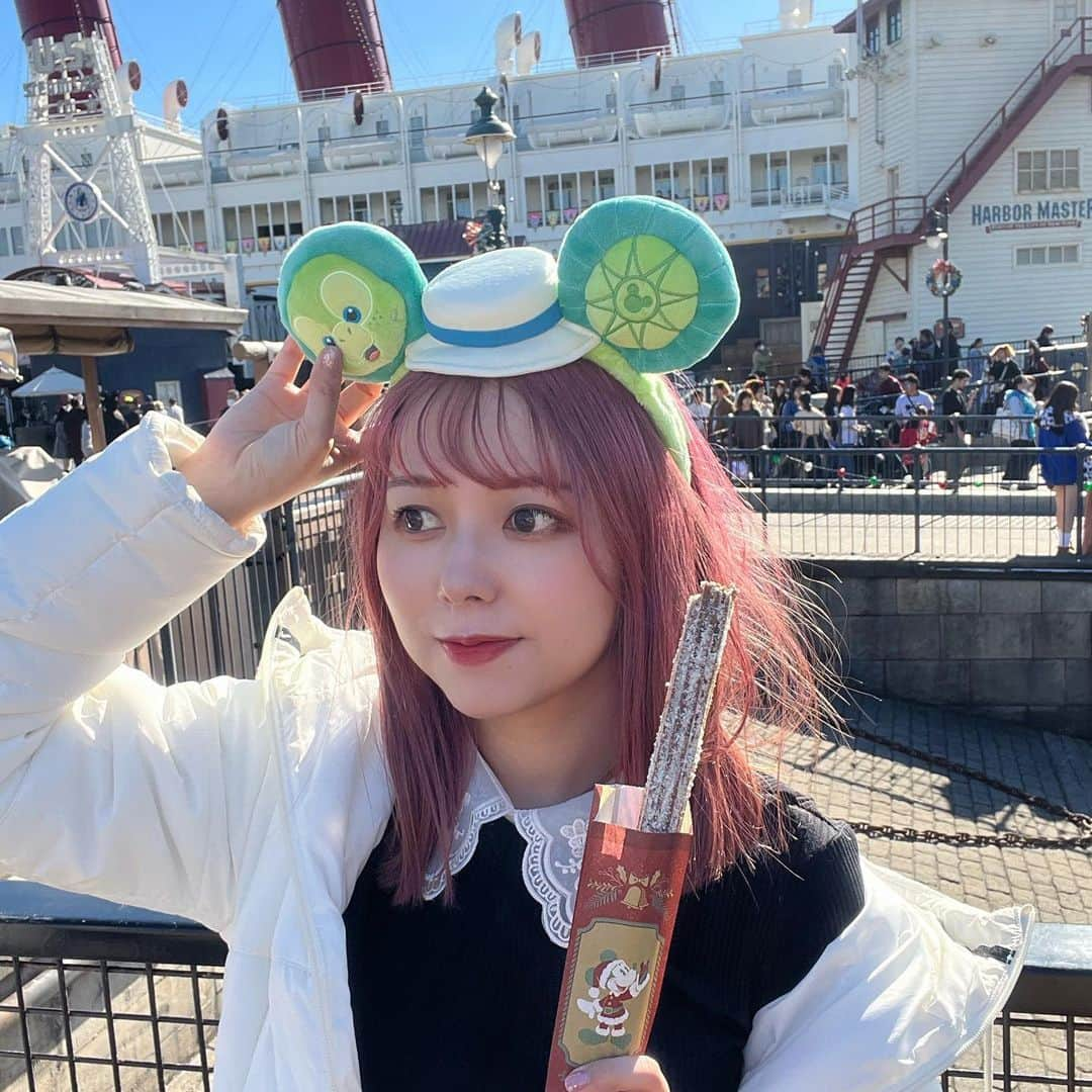 瑞稀ミキさんのインスタグラム写真 - (瑞稀ミキInstagram)「母の誕生日だったのでDisneySeaへ🐠🌈🌈 毎年恒例になりつつあーる✌️  去年のお誕生日は、ランドで美女と野獣に乗るために並んだんだけど 1時間並んだところでアトラクションの不備？があったみたいで乗れずしょんぼりだったの その時「次来た時は並ばずに乗れるようにするね」パス(☜名前わからん)をもらったおかげで 今年ソアリンに並ばず乗れました😌✊✨✨✨  ソアリン大好き🫶  ママがソアリンのとあるシーンで「VIVANT…」って言ったのジワった🇲🇳  🐢🐢🐢🐢🐢🐢🐢🐢  今回の耳はオルメル！日本に上陸してからうずうずしてたんだけど やっとインパできたので🥹 あまりにも可愛すぎる、大きいぬいぐるみに興味ないんだけどオルメルはとろんとしてて可愛いから欲しいかも😂😂😂😂😂  #disneysea #disney #disneyresort #christmasdisney #東京ディズニーシー #ディズニーシー #クリスマスディズニー #クリスマスディズニーシー #クリスマスディズニーコーデ #オルメルグッズ #オルメル #ディズニーシーフォトスポット #ディズニーフォト #ディズニーカチューシャ #ディズニーコーデ」11月20日 22時30分 - mikichujpn