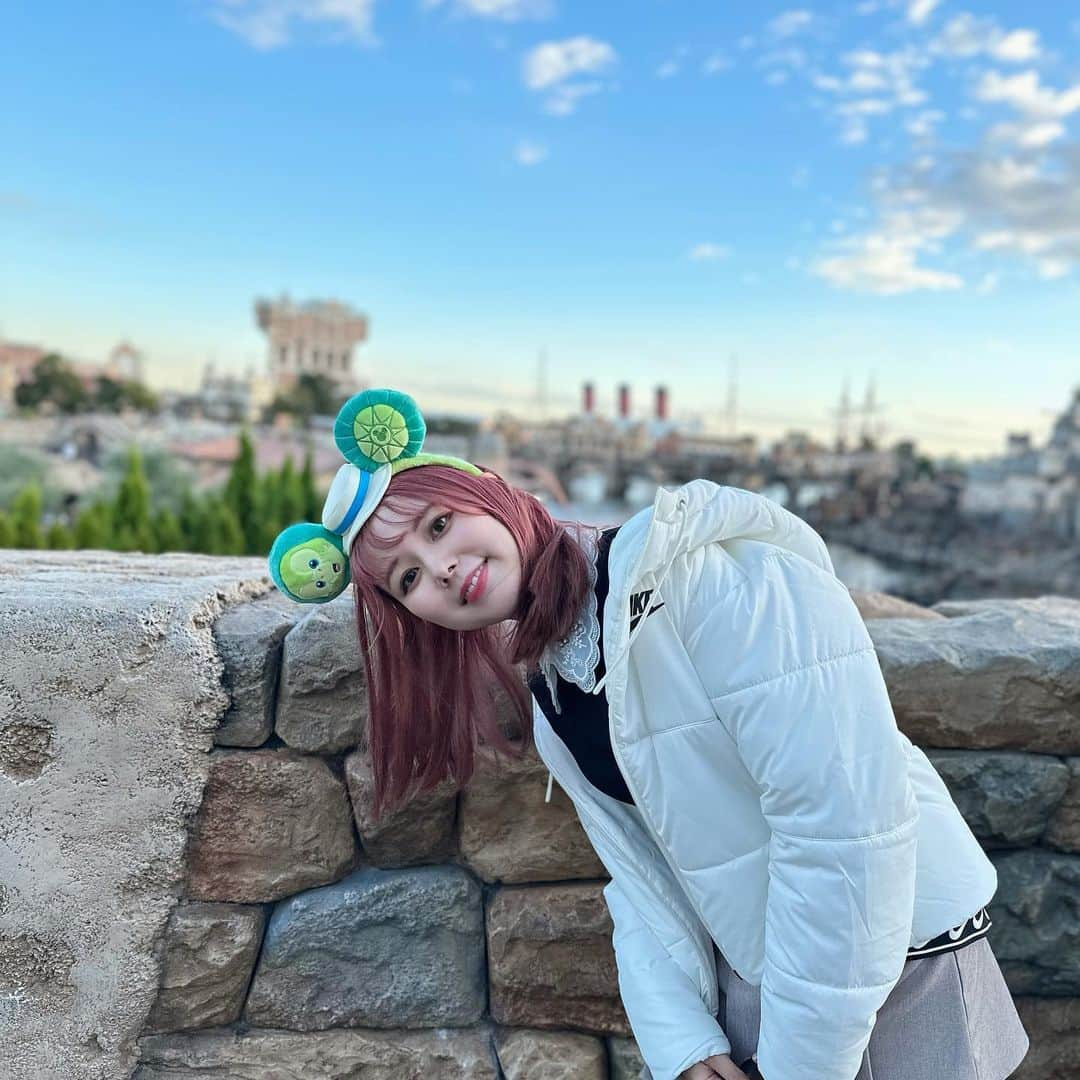 瑞稀ミキさんのインスタグラム写真 - (瑞稀ミキInstagram)「母の誕生日だったのでDisneySeaへ🐠🌈🌈 毎年恒例になりつつあーる✌️  去年のお誕生日は、ランドで美女と野獣に乗るために並んだんだけど 1時間並んだところでアトラクションの不備？があったみたいで乗れずしょんぼりだったの その時「次来た時は並ばずに乗れるようにするね」パス(☜名前わからん)をもらったおかげで 今年ソアリンに並ばず乗れました😌✊✨✨✨  ソアリン大好き🫶  ママがソアリンのとあるシーンで「VIVANT…」って言ったのジワった🇲🇳  🐢🐢🐢🐢🐢🐢🐢🐢  今回の耳はオルメル！日本に上陸してからうずうずしてたんだけど やっとインパできたので🥹 あまりにも可愛すぎる、大きいぬいぐるみに興味ないんだけどオルメルはとろんとしてて可愛いから欲しいかも😂😂😂😂😂  #disneysea #disney #disneyresort #christmasdisney #東京ディズニーシー #ディズニーシー #クリスマスディズニー #クリスマスディズニーシー #クリスマスディズニーコーデ #オルメルグッズ #オルメル #ディズニーシーフォトスポット #ディズニーフォト #ディズニーカチューシャ #ディズニーコーデ」11月20日 22時30分 - mikichujpn