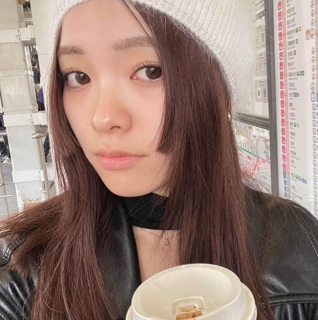 YochiMiku さんのインスタグラム写真 - (YochiMiku Instagram)「choco brown 🤎 冬の一推しcolor🫘🥣  こっくり濃厚カラーで冬っぽく⛄ 私もchoco brown リピート中です♡」11月20日 22時24分 - yochi_miku