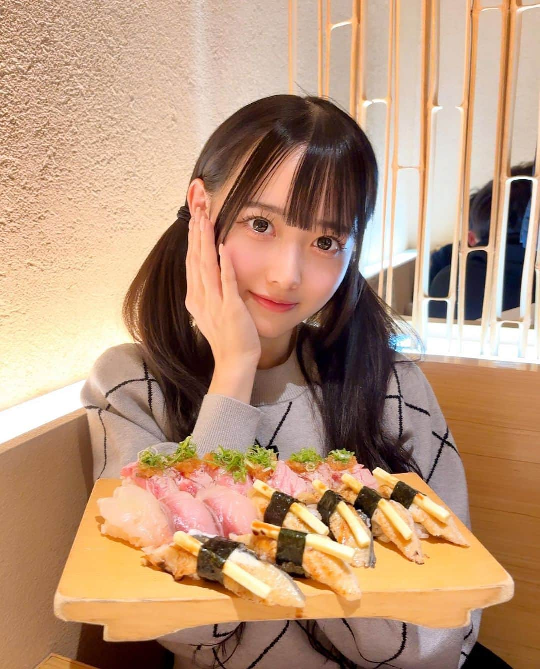 松本ももなのインスタグラム：「いっぱい食べる子好き？ 念願すぎるうなぎバターきてあϵ( 'Θ' )϶  配信でも何度か話してるけど 何年も前から行きたかった大阪のお寿司屋さん！ 「じねん」さん✨  濃厚バターとジューシーな鰻さんが美味しくて絶品！ タレの旨味でご飯も美味しくて最高でした🫶🏻 1時間並んだかいがあったよーー🤍しあわせ  美味しそうに撮影出来てるでしょꔛみんな鰻好き？？  #お初天神 #うなぎバター #大阪グルメ #寿司 #お寿司 #じねん #お寿司 #うなぎ #osaka」