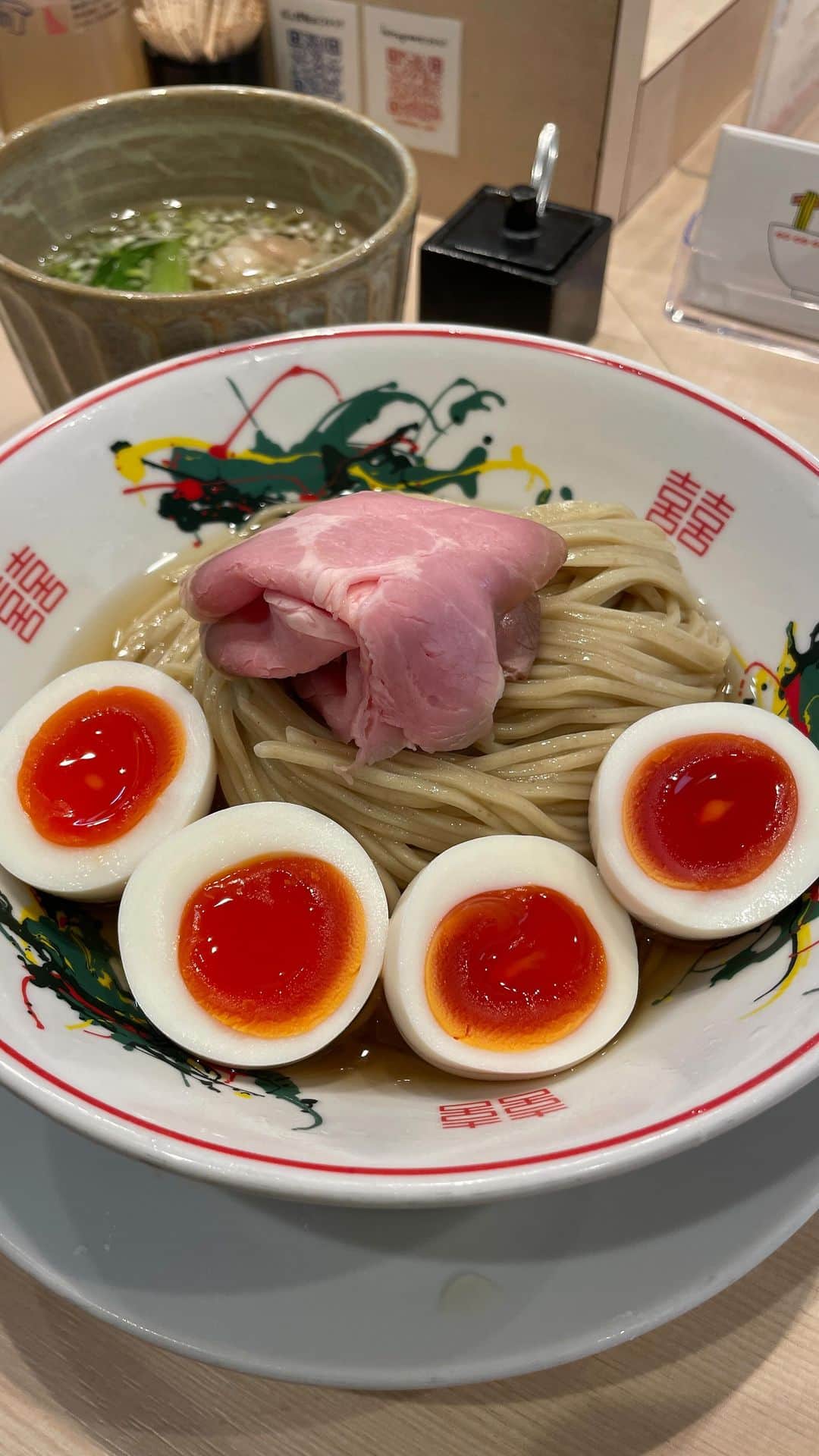 りょうくんグルメのインスタグラム：「【つけ麺金龍 Tsukemen Kinryu】  名物、鰹昆布水つけ麺が絶品の名店。 スープが神的に美味く、さっぱりしてるのに旨みが強い。  お肉が生ハムのようでとんでもなく美味しい。ワンタンもべらぼうに美味い。。 海老のワンタンが特にれべち。 トッピングが優秀すぎるし、全部が完璧に美味すぎる。  藻塩あり。 味が薄くなった用の追加タレあり。 コの字形で7名席の間隔は狭め。 接客は物腰柔らかく居心地が良い。  10:45 3番目だったのでオープン15分前までには着いておくと良い。  都内おすすめ昆布水つけ麺の３本の指に入る。 ここは絶対に行くべき。  A must-visit ramen restaurant in Tokyo. Tsukemen(dip noodle) is popular in Japan, especially noodles dipped in kelp water. The toppings and sauce are all too good.  🏠つけ麺金龍  💰 特製昆布水つけ麺¥1510 味玉¥150 🕐 昼11:00〜15:00 夜17:00〜20:30 🚃小川町駅 Ogawa machi St. 📍 東京都千代田区神田司町2-15-16 サトウビル 1F(Satou Bldg. 1F, 2-15-16 Kanda Tsukasa-cho, Chiyoda-ku, Tokyo)」