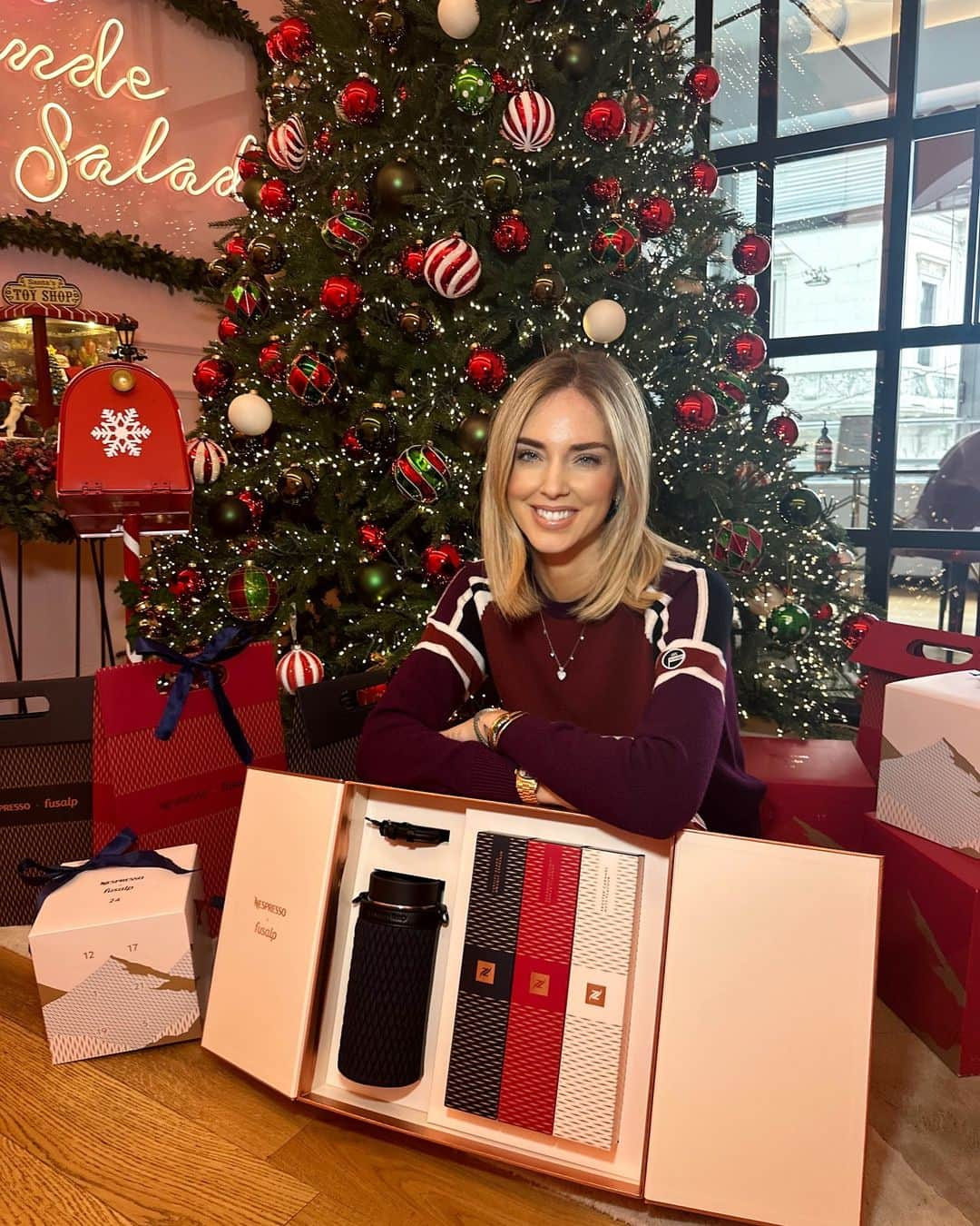 キアラ・フェラーニさんのインスタグラム写真 - (キアラ・フェラーニInstagram)「Already in the mood for Christmas thanks to @nespresso’s beautiful gifts 🎁 I just received their new #NespressoxFusalp collection with the new capsule flavors from their festive coffee collection and I can’t wait to try them all 😍☕ #adv #nespresso」11月20日 22時28分 - chiaraferragni