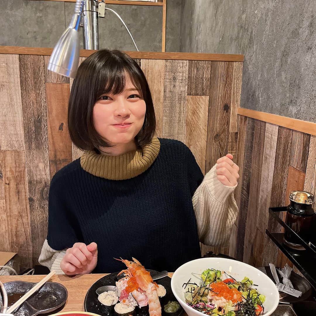 佐保里のインスタグラム：「とりでん平塚店（ @toriden_hiratsuka ）が11月10日にオープンしたので行ってきました！！🥩  平塚の街が私は大好きなので、そこに美味しいご飯屋さんのレパートリーが増えて嬉しい限りです👀  メニューが海鮮、焼肉、サラダ、デザートと多くあるのでどんな気分の時に入っても間違いなしだなと思いました👀  皆さんが平塚でご飯に迷った時は是非とりでん行かれてみてください🐟✨」