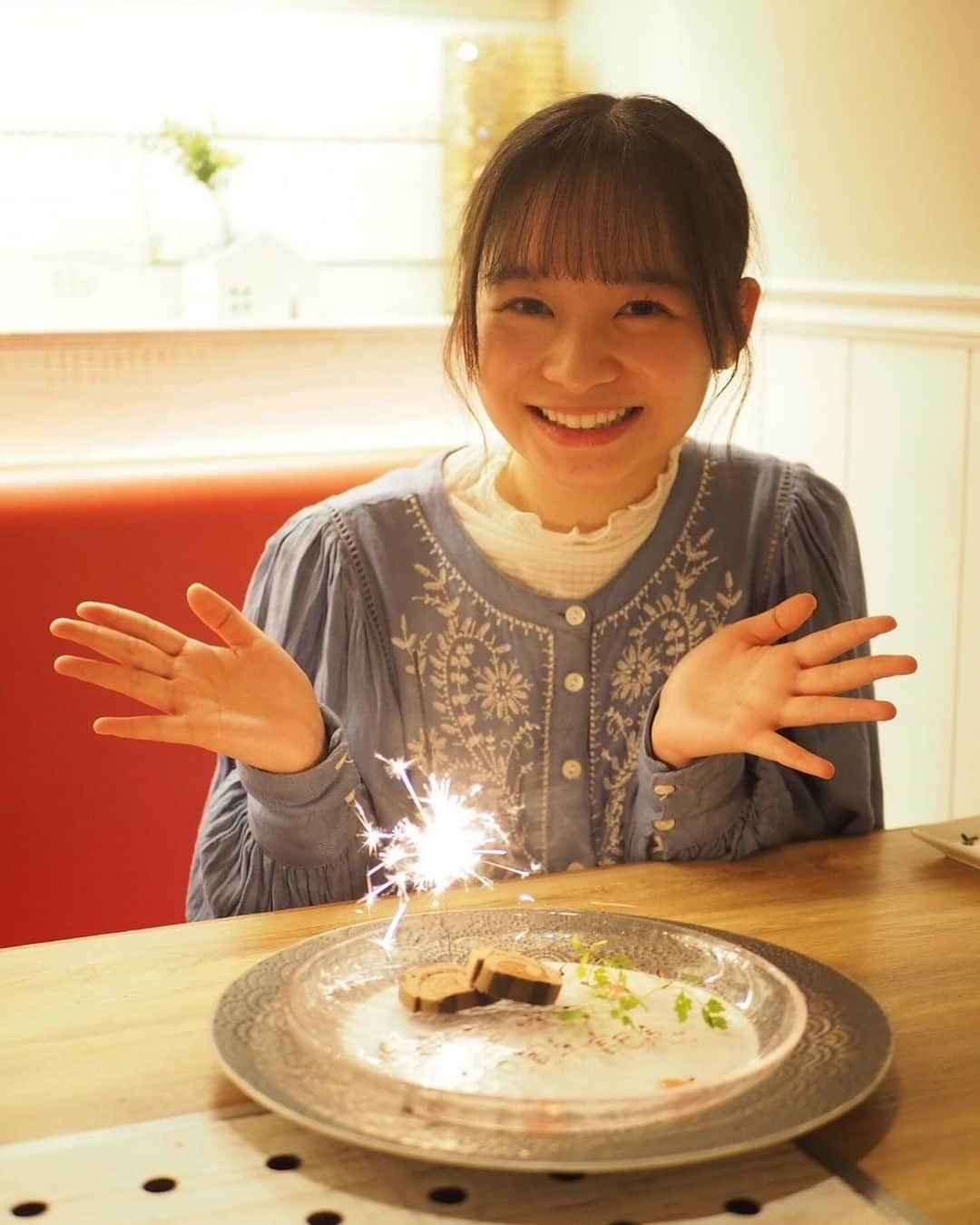 延命杏咲実のインスタグラム：「. 先日、中高時代の友達たちに『人生20周年』のお祝いをしてもらいました💐 . みんな中1、2のクラスが一緒だったのですが、より仲が深まったのは大学生になってからかも！✨ . 素敵な焼き肉屋さんでいろいろと準備してくれてすごく嬉しかったなあ☺️ . 2枚目のはてなボックスからは、祝ってくれた友達たち以外の中高の同級生たちのメッセージカードも出てきました🥰 . 全然会ってない懐かしい人もいたなあ〜、元気かな〜〜☺️ . はてなボックス、面白いサプライズだよね🤣さすがアイデアマンな友達！👏 . 素敵な友達が周りにたくさんいて、本当に幸せです🍀これからもよろしくね〜！！🪄 . . #誕生日 #20歳 #20周年 #誕生日会 #3枚目の #おしぼりの袋は #ご愛嬌😉 #セントフォース #セントフォースsprout #延命杏咲実 #延命ちゃん」