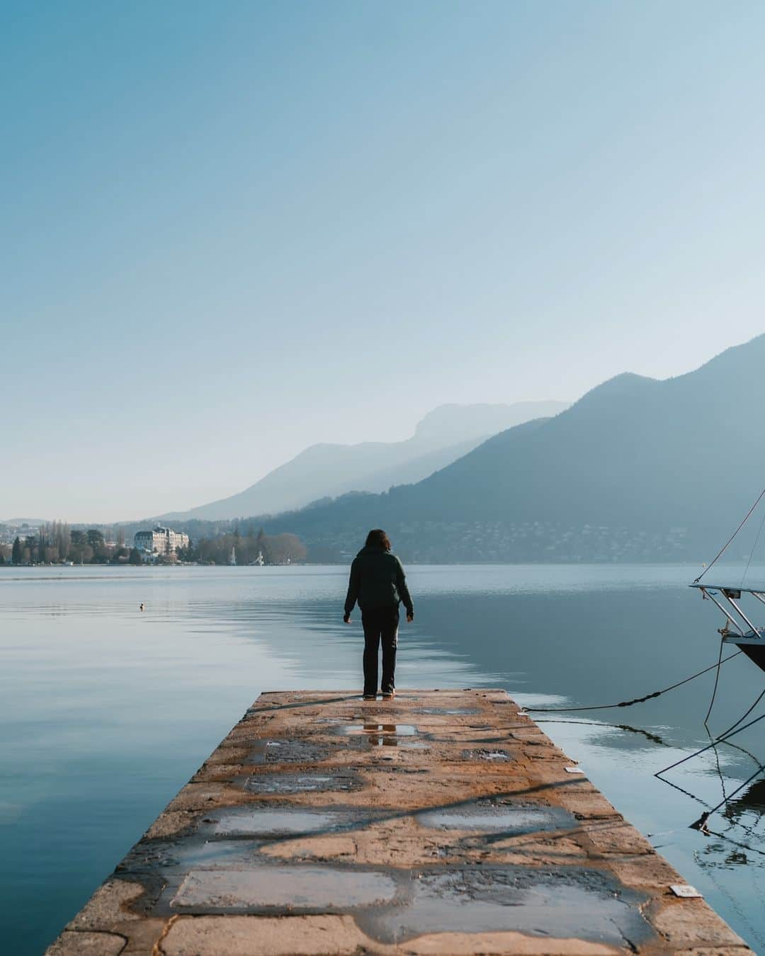 Putri Anindyaさんのインスタグラム写真 - (Putri AnindyaInstagram)「At the lake of Annecy, France //  Yep that’s me taken by @capra311 . Been a long time not posting a pict of me in the nature. When i look back at the start of my instagram (2012), i posted so many pics of me before. So here I am, posting this pict for the sake of nostalgia 🩵  #annecy #lacdannecy #france」11月20日 22時29分 - puanindya