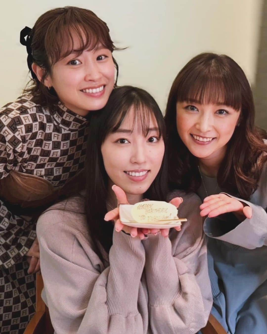 譜久村聖のインスタグラム：「お誕生日をお祝いしていただきましたぁぁ✩✩✩  幸せ過ぎて顔がずっと こんなんでした( ´˘` )❁  石川さん、高橋さんと 横アリや年末年始の話や他愛もない話をしながら美味しい和食をいただきました🪭  素敵な先輩方過ぎます、、、✨  本当にいつもありがとうございます😭 11月28日もよろしくお願いいたします！！  #石川梨華 さん #高橋愛 さん #譜久村聖  #4期5期9期 #morningmusume23 #モーニング娘 #morningmusume #モーニング娘23 #ランチ」