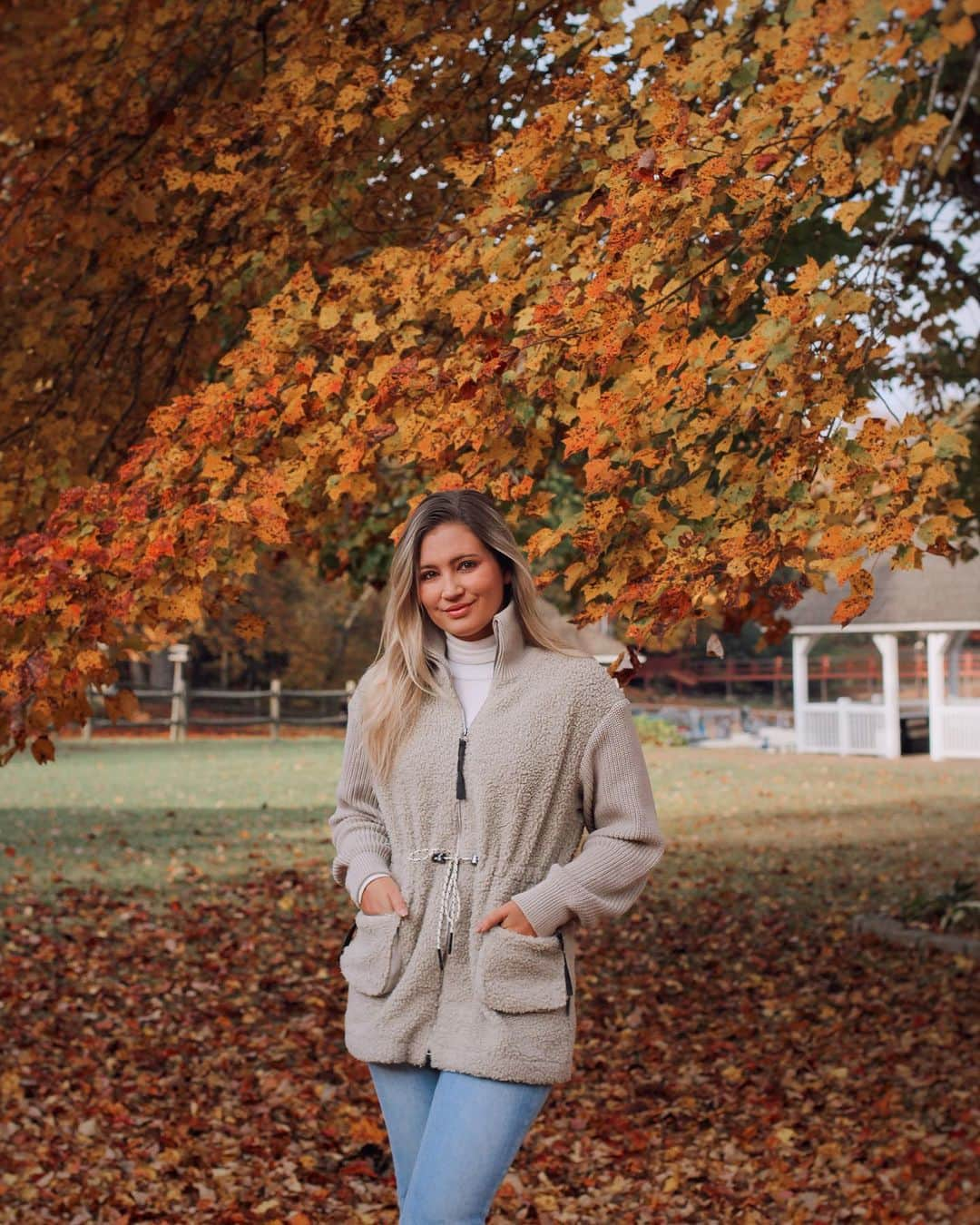 サシャ・カリスのインスタグラム：「Feeling all the fall vibes this week 🥰 What are your plans for Thanksgiving?」