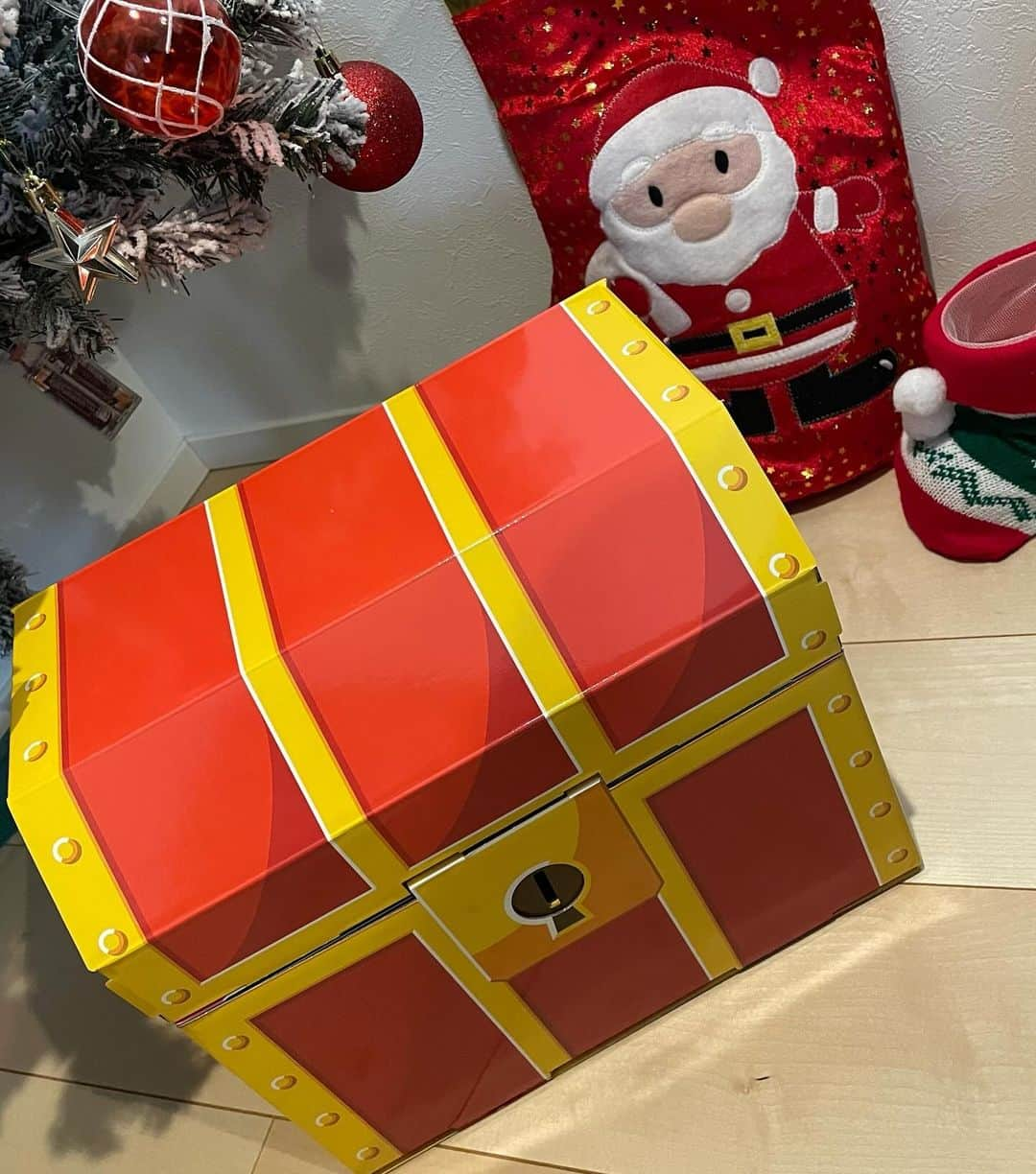 ちひろさんのインスタグラム写真 - (ちひろInstagram)「. いよいよクリスマスシーズン🎅🎄  ってことで〜  クリスマスまで待てない！クリスマス前から楽しみたい！ 毎日1つずつ1〜24の小さな扉をあけ、25日目に最後のプレゼントが登場！毎日ニコニコ・ワクワクで過ごそうっ🎵🎶🎵🎶🎵🎶  【giftool ギフトゥール 【宝箱】クリスマス（アドベントカレンダー）の使い方】 (1)まずは、プレゼントを用意します。（プレゼント自体は別途ご用意ください） (2)宝箱を組み立てて、内部に用意したプレゼントをセットします。12月1日〜24日の小さな扉にはアメやチョコなど小さなプレゼントや手紙などを入れてください。12月25日の大きな扉にはクリスマスプレゼントを入れてください。 (3)宝箱に鍵をかける事もできます。 (4)12月1日から24日は、毎日1つずつ小さな宝箱を開けてプレゼントをゲット！ (5)25日のクリスマス当日は、いよいよ大きな扉！待望のクリスマスプレゼントを発見👀✨  子供ってこーゆーBOXとか好きだよね❤️‍🔥😎  コミュニケーションを図って毎日のプレゼント体験を楽しんでもらえる😉🫶  PR @giftool_togu #子供にプレゼント #ギフトゥール #宝箱 #giftool #アドベントカレンダー #クリスマス #クリスマスギフト #プレゼント体験」11月20日 22時31分 - chihiro_grm