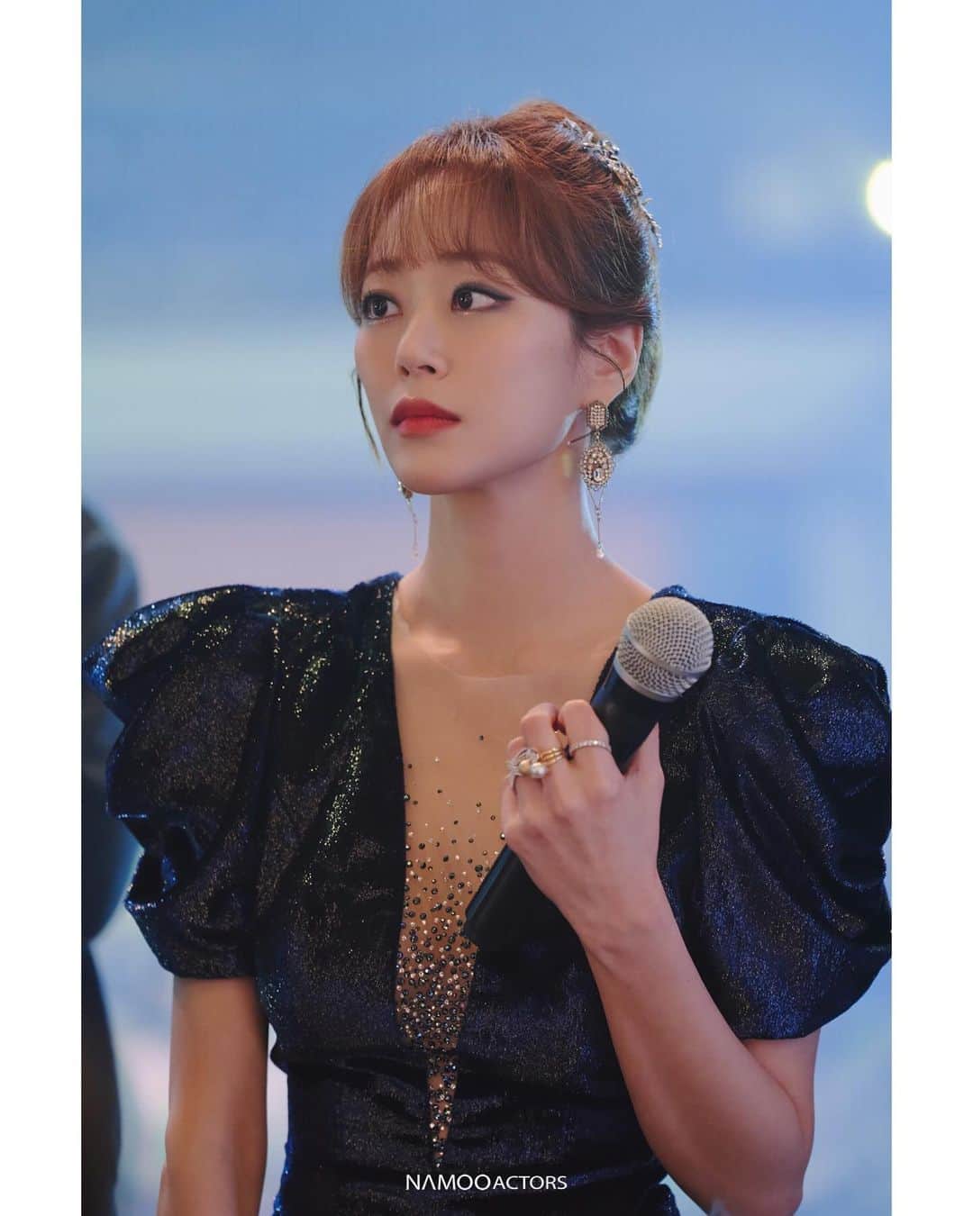 キム・ヒョジンのインスタグラム：「나무 홍보팀에서 촬영해준 란주웅니💚 란주 더덕축제에 맞게 꾸며봤던날~ 시간이 참 빠르다.. 그 날 현장의 공기,떨림,설렘. #윤란주#무인도의디바#더덕축제」