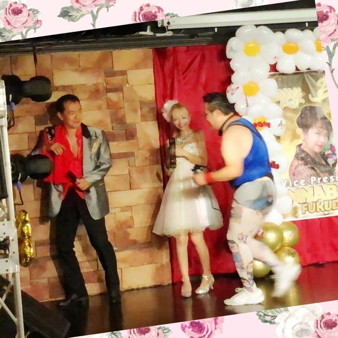 のインスタグラム：「ステージの去り際に3人で仲良しタイム(笑)♥️  こういう写真はほっこりする♥️♥️♥️  3人でコラボ♥  白倉さんとゴンゾーさんと♥♥♥  ♡Twitter♡→ https://twitter.com/himekashirosaki  ♡Instagram(姫ロメ夫婦垢)♡→　@himeka_romero  ♡YouTube♡→ https://www.youtube.com/channel/UCuFuDtmK82iOu7fypdRqrDw  ♡TikTok♡→ https://www.tiktok.com/@himeka_shirosaki  ♡ふわっち(配信サイト)♡  1.ふわっち(配信)の視聴者用アプリをダウンロードして私のアカウントをフォローして下さい♡  https://whowatch.tv/archives/16815624   名前は白咲姫香で出て来ます♡ (私の配信通知設定もよろしくお願い致します♡配信が始まると通知が来る様になります♡)  2.画面右下にNiceボタン(手のマーク)があるので押して下さい！(これは一人一日1回までしか押せませんがよろしくお願いします♡ ) そして無料アイテムがあるのでイベントの時は投げて下さい^_^♡ みんなと配信でお会い出来るのを楽しみにしています♡♡♡  . #あゆ #doll #薔薇#Barbie #princess #バービー #ドール #Disney #白咲姫香 #りぼん  #浜崎あゆみ #25周年 #姫ロメ #メイク #ゴンゾー #小悪魔ageha  #白倉ヒサオ #ふわっち #お姫様 #ドレス #avex #セクシー #配信  #ライバー #Barbie #プリンセス #そっくりさん #モデル #ものまね #ayu」