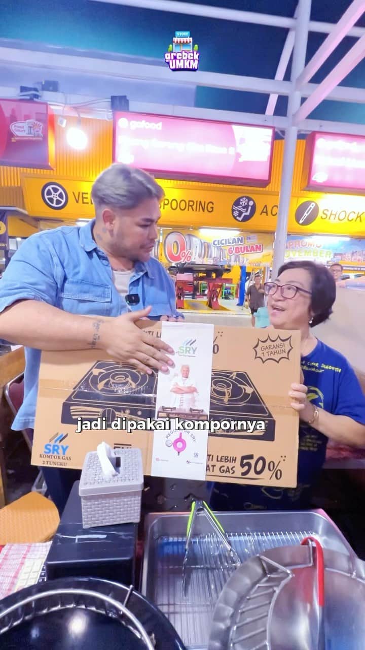 Ivan Gunawanのインスタグラム：「GREBEK UMKM  @gtown_square masih berlanjut nih buk🥰  kali ini ka  @ivan_gunawan mampir ke Pisang Goreng Cita Rasa 2!! pisang gorengnya enak banget, apalagi gorengnya pake Kompor Sry, dijamin kenikmatannya makin nambah✨🥳」