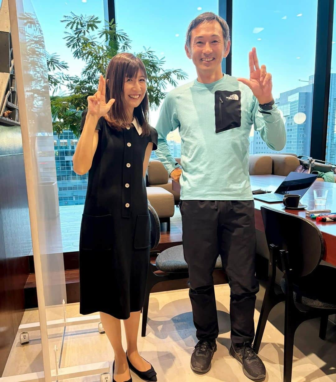 根本美緒のインスタグラム：「偶然✨昨日渋谷スクランブルスクエアで為末大さんとばったり😆わぁ‼️って盛り上がって、直前に神堂きょうかさんに教えてもらったポーズをやってもらって撮った写真笑🤭2枚目は我々世代のポーズw #同い年 #為末大 #神堂きょうか」