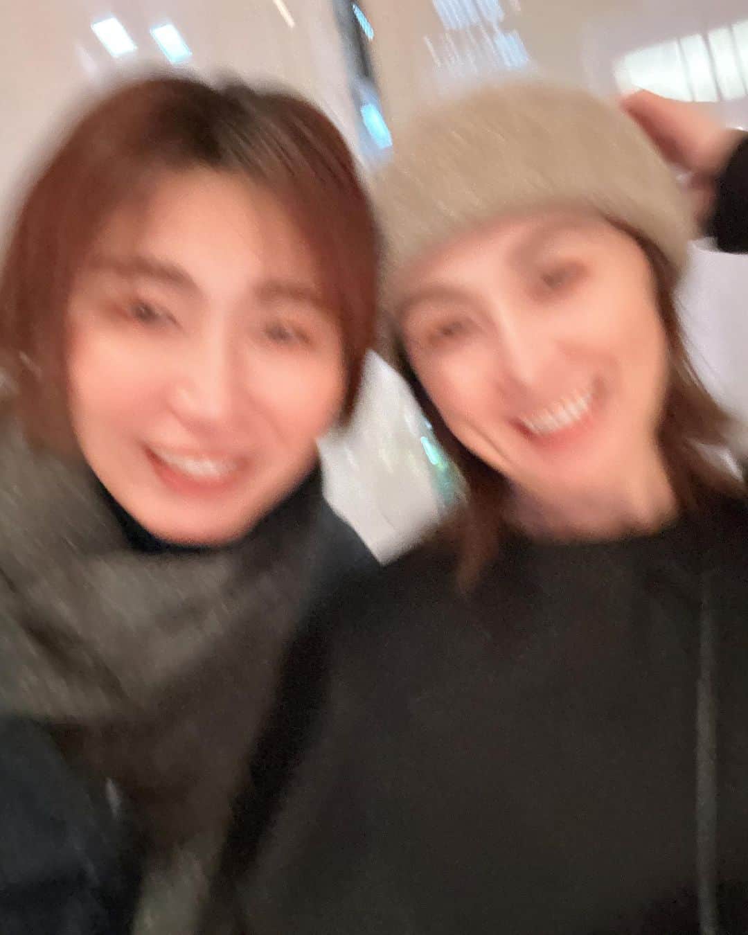 大友愛のインスタグラム：「かおるさん🤍🤍🤍 会いすぎね🤣  今日もありがとぉ☺️  #ブレてるぐらいがちょうどいい @sugayama_kaoru_  #同部屋コンビ  #足すりすりコンビ」