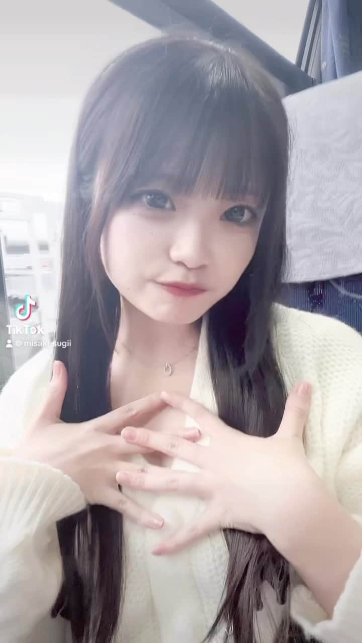 杉井美咲のインスタグラム：「よくカラオケで歌う曲だよー！みんなは花火歌う？🎆✨💕🎵🎤❤︎ ・ ・ #jk #sjk #jk2 #jkブランド #jkの素敵な思い出 #07 #杉井美咲 #女子高生ミスコン #高一ミスコン」