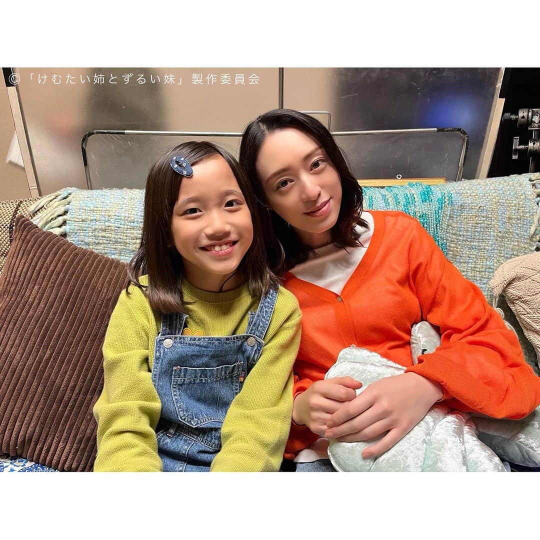 けむたい姉とずるい妹のインスタグラム：「. じゅん( #栗山千明 さん)と ちびじゅん( #横須賀京香 さん) の2ショット📸  ／ 『#けむたい姉とずるい妹 』 第7話放送まで、あと30分！ ＼  見逃し配信は #TVer で配信中🎗 tver.jp/episodes/epm9l1zwyc  U-NEXTなどでも配信中💠  #テレビ東京 #けむずる  #栗山千明 #馬場ふみか #栁俊太郎  #桜田通 #雛形あきこ  #オフショット」