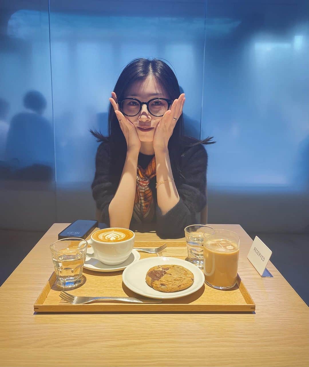 福井千佳のインスタグラム：「. . . 恐怖のダウンライト。 . . . . 自分の機嫌は自分で取って。 1人で居るときも口角上げて。 . もやもやくしゃくしゃしてるものは 酒飲んでさっさ寝て忘れて。 . . ね。 . ね！ . . 🍻 . . . #黒縁メガネ」
