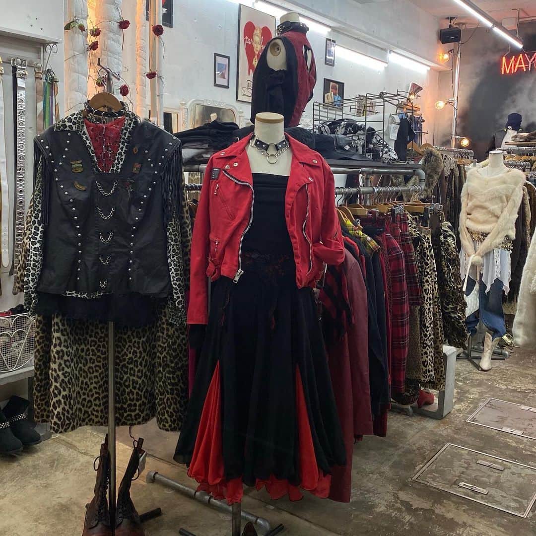 のインスタグラム：「ladies goth, punk rack  ✝️店内商品全て通販可能です☮️ サイトに掲載のないアイテムについてや、 サイズ・状態については ＤＭにてお問合せください😊  #mabataki #vintage #fashion #fyp  #y2k #00s #90s #mabataki #punk #goth  #ootd #grunge #grungeaesthetetic #grungefashion #90sgrunge #harajuku #japan #aestheteticpicture #fashion #y2k #y2kfashion #webcore #darkcore #grungevibes #cybercore #00s #pinterest #pinterestinspired  #pinterestaesthetic #古着 #大須古着屋 #マバタキ」