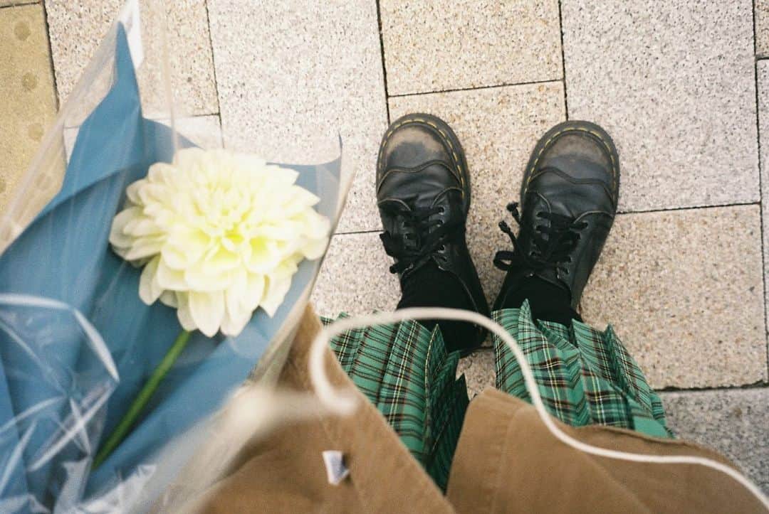 麻絵のインスタグラム：「💐👟🍲 ・突然もらったお花は嬉しさ倍増でした とても素敵なvintageshopとお花屋さん @droomtuin_vintage @syurimo  ・撮影現場で発見した“くつたろう” ・大好物のお味噌汁のキーホルダーを見つけて上機嫌で撮ったらボケまくってた  #麻絵カメラ #フィルムカメラ」