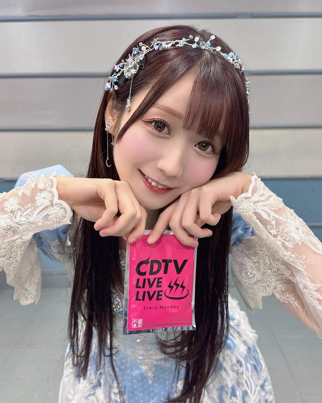 大谷映美里のインスタグラム：「ドキドキ(*⁰̷̴͈o⁰̷̴͈*)  先ほど #CDTVライブライブ 2時間SP 出演させていただきました〜♬ ありがとうございました！！！❄️  ドッキドキでしたぁ😭🌙💭 フルコーラス歌わせていただけて幸せでした…✨  宣材合わせの暗髪ストレートぱっつん前髪で☁️🤍໒꒱ みんなテレビの前で見守ってくれてありがとう！😿🫶🏻」