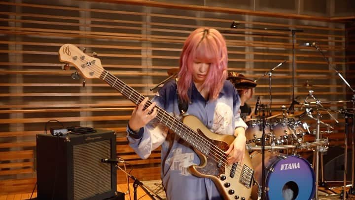のインスタグラム：「B.B.レアリティ、ミュージックタイムで演奏した ORANGE RANGE / 上海ハニー【西沢幸奏・わかざえもん・むらたたむ BAND COVER】動画が公開されました○ . 放送が見れなかった方はYouTubeにて公開されましたので是非見てみてください ⬇️ https://youtu.be/ELcS0W7Hg3k #bass #bassist」