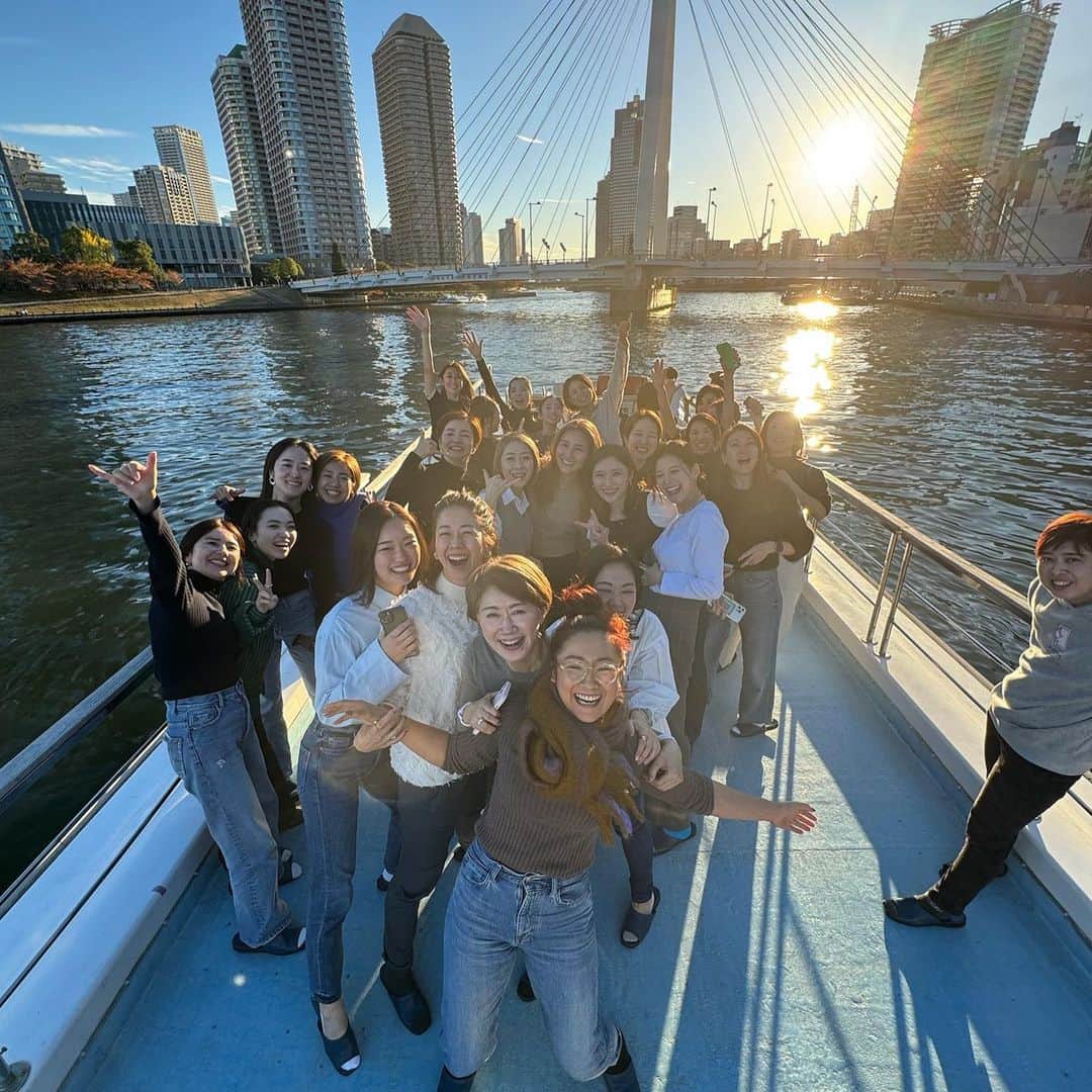 国井麻緒さんのインスタグラム写真 - (国井麻緒Instagram)「⛴️🏮  mohipilates 11周年パーティーに参加させてもらって、  いつか @mohipilates でピラティス を学びたいと思っていたけど、 昨日改めて、ここで学べてる自分が今いる事に 少し驚いたのが本音  mohipilatesの10年間の歴史を見させてもらって感じた事は 常に身も心も、 綺麗が更新されている場所なんだなって事と、  第三者が見た時に、 いつもみんな楽しそう！って思える場所だなって思った事。  そんな場所で学べてる事が凄く幸せに感じる！ 関わってくれている方々にも感謝だし、 今辛くても、頑張ればきっといつか良いことがあると信じて 頑張ってきた過去の自分にも感謝したいと思う🤣  私の10年前は、ひたすら競技に打ち込み始めた頃だから、 競技生活を終えた後の事なんて何にも考えてなかったし、 あまり楽しさを求めた生活ではなかった。  思考もまだまだ子供で、 思うがままにとりあえずやってみる！ というような感じ  沢山沢山悩んだり、考えたりする事が多かったけど、 自分にとっての限界とか、色んな感情や体験を経験した からこそ、今があると思うし、 どんな事も無駄にならない、 いつか何かに繋がると身をもって知ったから、  これからも挑戦を怖がらずに、 やってきいきたいなと感じた1日でした✨  ステキな1日を過ごさせていただき ありがとうございました☺️  ——————°*𓇼 𓇼°* ——————  @bloompilates_official  インストラクターになる為に  @mohipilates  にて養成中🐣  °*𓇼-———————————𓇼°*  #pilates #ピラティス #銀座ピラティス  #新体操 #mohipilates 養成中 #bloompilates #銀座」11月20日 22時40分 - kuniimao