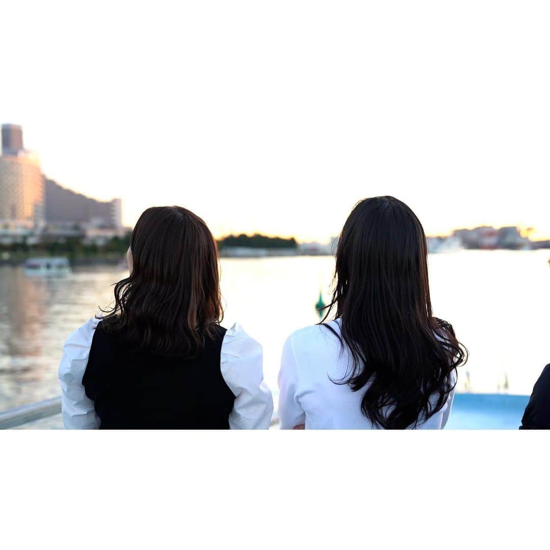 国井麻緒さんのインスタグラム写真 - (国井麻緒Instagram)「⛴️🏮  mohipilates 11周年パーティーに参加させてもらって、  いつか @mohipilates でピラティス を学びたいと思っていたけど、 昨日改めて、ここで学べてる自分が今いる事に 少し驚いたのが本音  mohipilatesの10年間の歴史を見させてもらって感じた事は 常に身も心も、 綺麗が更新されている場所なんだなって事と、  第三者が見た時に、 いつもみんな楽しそう！って思える場所だなって思った事。  そんな場所で学べてる事が凄く幸せに感じる！ 関わってくれている方々にも感謝だし、 今辛くても、頑張ればきっといつか良いことがあると信じて 頑張ってきた過去の自分にも感謝したいと思う🤣  私の10年前は、ひたすら競技に打ち込み始めた頃だから、 競技生活を終えた後の事なんて何にも考えてなかったし、 あまり楽しさを求めた生活ではなかった。  思考もまだまだ子供で、 思うがままにとりあえずやってみる！ というような感じ  沢山沢山悩んだり、考えたりする事が多かったけど、 自分にとっての限界とか、色んな感情や体験を経験した からこそ、今があると思うし、 どんな事も無駄にならない、 いつか何かに繋がると身をもって知ったから、  これからも挑戦を怖がらずに、 やってきいきたいなと感じた1日でした✨  ステキな1日を過ごさせていただき ありがとうございました☺️  ——————°*𓇼 𓇼°* ——————  @bloompilates_official  インストラクターになる為に  @mohipilates  にて養成中🐣  °*𓇼-———————————𓇼°*  #pilates #ピラティス #銀座ピラティス  #新体操 #mohipilates 養成中 #bloompilates #銀座」11月20日 22時40分 - kuniimao