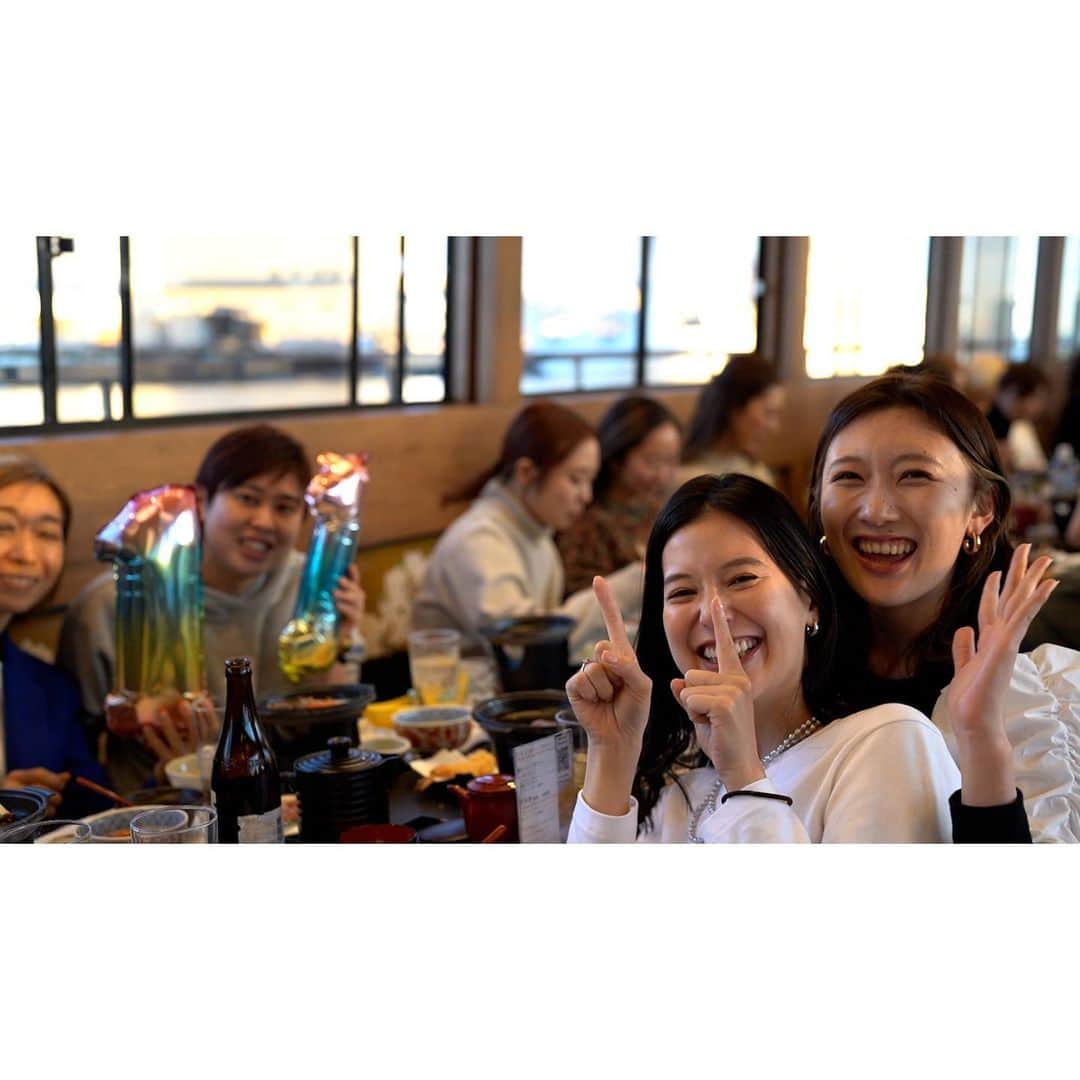 国井麻緒さんのインスタグラム写真 - (国井麻緒Instagram)「⛴️🏮  mohipilates 11周年パーティーに参加させてもらって、  いつか @mohipilates でピラティス を学びたいと思っていたけど、 昨日改めて、ここで学べてる自分が今いる事に 少し驚いたのが本音  mohipilatesの10年間の歴史を見させてもらって感じた事は 常に身も心も、 綺麗が更新されている場所なんだなって事と、  第三者が見た時に、 いつもみんな楽しそう！って思える場所だなって思った事。  そんな場所で学べてる事が凄く幸せに感じる！ 関わってくれている方々にも感謝だし、 今辛くても、頑張ればきっといつか良いことがあると信じて 頑張ってきた過去の自分にも感謝したいと思う🤣  私の10年前は、ひたすら競技に打ち込み始めた頃だから、 競技生活を終えた後の事なんて何にも考えてなかったし、 あまり楽しさを求めた生活ではなかった。  思考もまだまだ子供で、 思うがままにとりあえずやってみる！ というような感じ  沢山沢山悩んだり、考えたりする事が多かったけど、 自分にとっての限界とか、色んな感情や体験を経験した からこそ、今があると思うし、 どんな事も無駄にならない、 いつか何かに繋がると身をもって知ったから、  これからも挑戦を怖がらずに、 やってきいきたいなと感じた1日でした✨  ステキな1日を過ごさせていただき ありがとうございました☺️  ——————°*𓇼 𓇼°* ——————  @bloompilates_official  インストラクターになる為に  @mohipilates  にて養成中🐣  °*𓇼-———————————𓇼°*  #pilates #ピラティス #銀座ピラティス  #新体操 #mohipilates 養成中 #bloompilates #銀座」11月20日 22時40分 - kuniimao