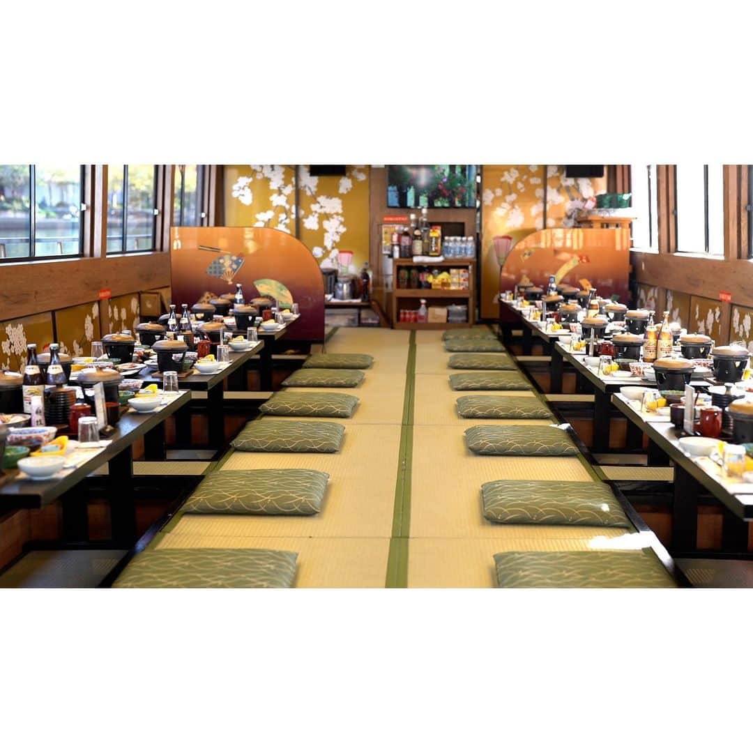 国井麻緒さんのインスタグラム写真 - (国井麻緒Instagram)「⛴️🏮  mohipilates 11周年パーティーに参加させてもらって、  いつか @mohipilates でピラティス を学びたいと思っていたけど、 昨日改めて、ここで学べてる自分が今いる事に 少し驚いたのが本音  mohipilatesの10年間の歴史を見させてもらって感じた事は 常に身も心も、 綺麗が更新されている場所なんだなって事と、  第三者が見た時に、 いつもみんな楽しそう！って思える場所だなって思った事。  そんな場所で学べてる事が凄く幸せに感じる！ 関わってくれている方々にも感謝だし、 今辛くても、頑張ればきっといつか良いことがあると信じて 頑張ってきた過去の自分にも感謝したいと思う🤣  私の10年前は、ひたすら競技に打ち込み始めた頃だから、 競技生活を終えた後の事なんて何にも考えてなかったし、 あまり楽しさを求めた生活ではなかった。  思考もまだまだ子供で、 思うがままにとりあえずやってみる！ というような感じ  沢山沢山悩んだり、考えたりする事が多かったけど、 自分にとっての限界とか、色んな感情や体験を経験した からこそ、今があると思うし、 どんな事も無駄にならない、 いつか何かに繋がると身をもって知ったから、  これからも挑戦を怖がらずに、 やってきいきたいなと感じた1日でした✨  ステキな1日を過ごさせていただき ありがとうございました☺️  ——————°*𓇼 𓇼°* ——————  @bloompilates_official  インストラクターになる為に  @mohipilates  にて養成中🐣  °*𓇼-———————————𓇼°*  #pilates #ピラティス #銀座ピラティス  #新体操 #mohipilates 養成中 #bloompilates #銀座」11月20日 22時40分 - kuniimao