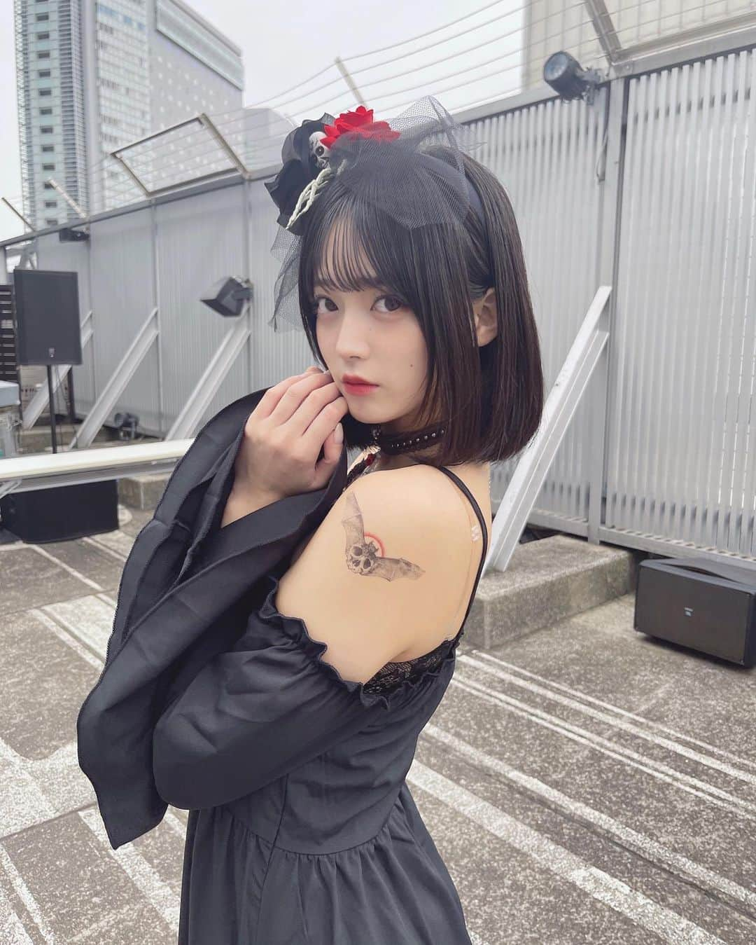 益田珠希のインスタグラム：「黒がすき   #アイドル  #idol  #04 #タトゥーシール  #black」