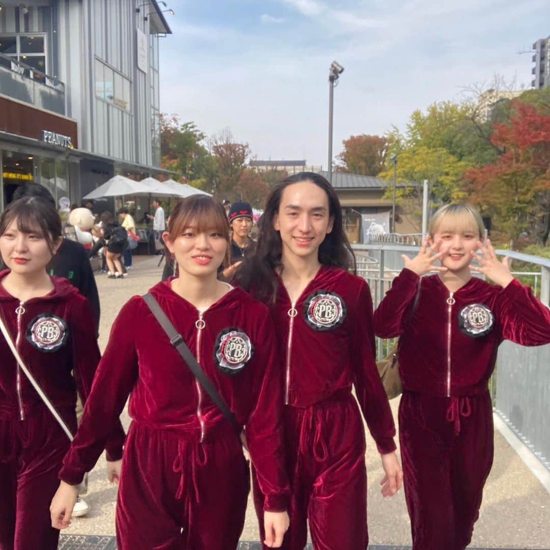 ソーズビー航洋さんのインスタグラム写真 - (ソーズビー航洋Instagram)「今回は我々パークバレエの製作した 移動式劇場『TinyTheater』は使わなかったので、 「私たちがシアターになりました」的な発想で 緞帳モチーフのPBオリジナルジャージを頼みました。 衣装担当小林に注文。  文化祭みたいな刺繍やプリントジャージをイメージしていましたが、彼女からの提案で、可動式のロゼッタにしたらどうかと。 BEST IDEA!!  更に私からの注文 ・上品 ・浮かれてない ・ジェンダーフリー ・エイジフリー これを全部叶えたデザインにしてくれました。 柄もその辺のパクリではなく、ちゃんと意味を込めてくれています。  ジャージもよし、フォーマルもよし、夏服冬服も対応可能で我々Park Balletを歩きながらプレゼンできる、 オリジナルロゼッタです✨  踊り終わりにトークが予定されていたので、 「流石に衣装のままはよろしくない」と思いましたが、これで回避👍  #ParkBallet #パークバレエ」11月20日 22時41分 - cameron.soesbe