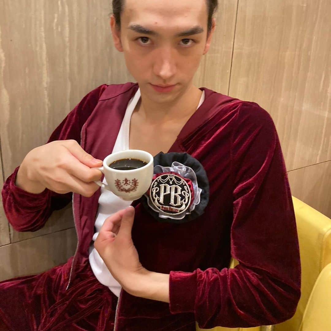 ソーズビー航洋さんのインスタグラム写真 - (ソーズビー航洋Instagram)「今回は我々パークバレエの製作した 移動式劇場『TinyTheater』は使わなかったので、 「私たちがシアターになりました」的な発想で 緞帳モチーフのPBオリジナルジャージを頼みました。 衣装担当小林に注文。  文化祭みたいな刺繍やプリントジャージをイメージしていましたが、彼女からの提案で、可動式のロゼッタにしたらどうかと。 BEST IDEA!!  更に私からの注文 ・上品 ・浮かれてない ・ジェンダーフリー ・エイジフリー これを全部叶えたデザインにしてくれました。 柄もその辺のパクリではなく、ちゃんと意味を込めてくれています。  ジャージもよし、フォーマルもよし、夏服冬服も対応可能で我々Park Balletを歩きながらプレゼンできる、 オリジナルロゼッタです✨  踊り終わりにトークが予定されていたので、 「流石に衣装のままはよろしくない」と思いましたが、これで回避👍  #ParkBallet #パークバレエ」11月20日 22時41分 - cameron.soesbe