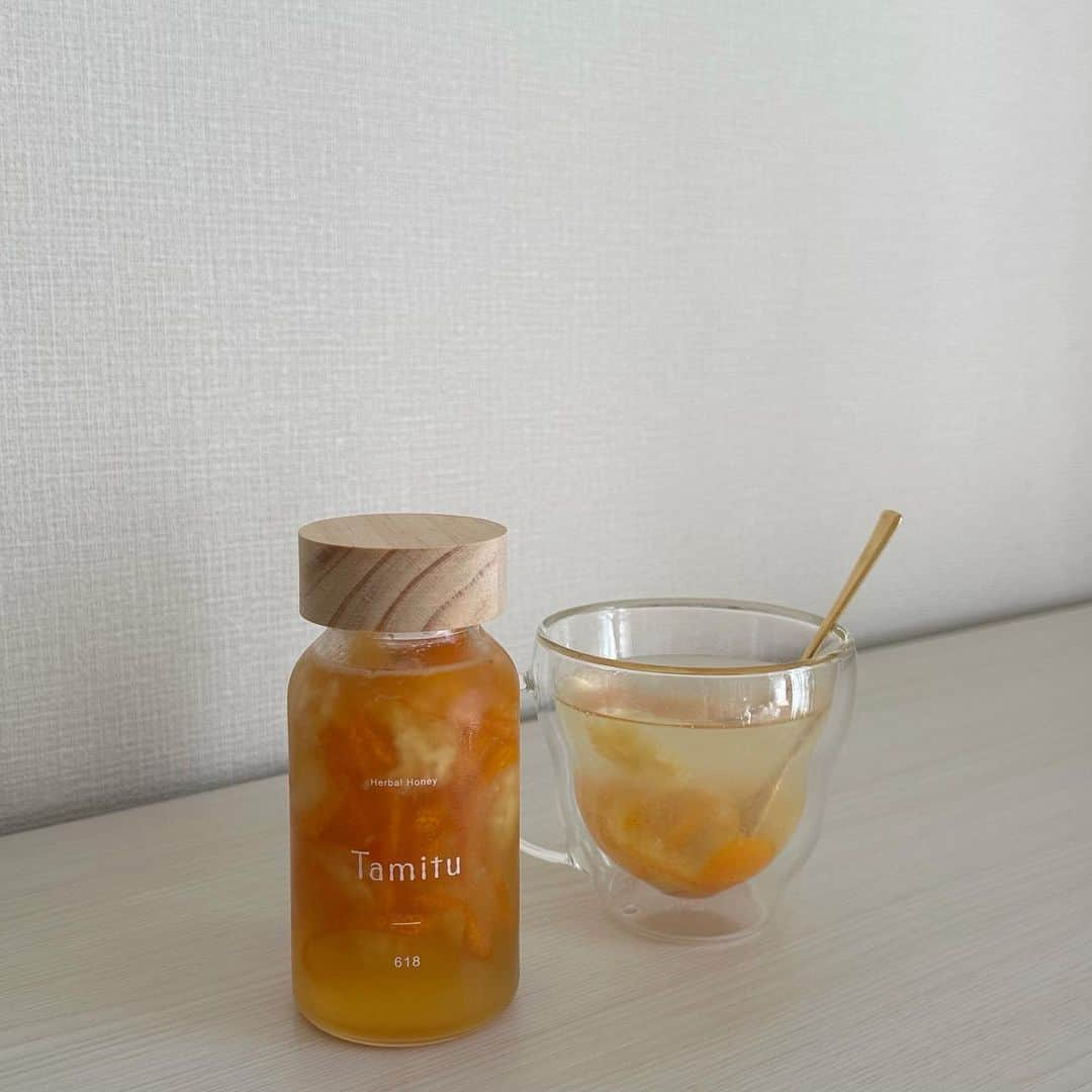 伊藤友奈のインスタグラム：「kumquat honey  大好きなカップルからもらった tamituのはちみつをいただいた後に。 アカシアで金柑を漬けたよ。  ホットでも良し、炭酸でも良し、 緑茶で割っても多幸感♪  みておくだけでも幸せだから これからもずっと手元に。 次はキャンドルにしようかな？🕯️  #サスティナブルな暮らし #金柑はちみつ#風邪予防#瓶活用 #kumquathoney#tamitu」