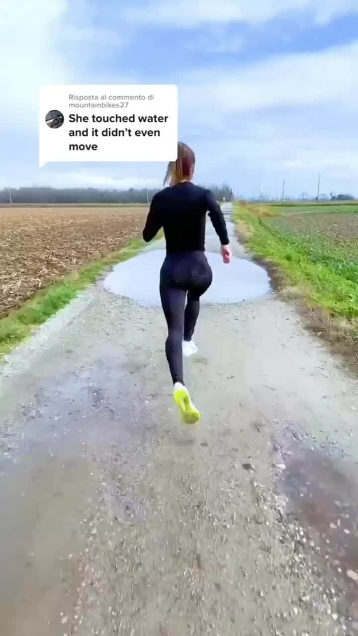 Runningのインスタグラム：「😗she is running on the water🚀  💽 Posted by: TikTok @ thefashionjogger  #runningshoe #runningcoach #runninglifestyle #runningismytherapy #runninggoals #runninggirls #runningterritory #runninggirl #runninggirlscolombia #runningaddict #runningintherain #runningismylife #runninggirlsnl #runninggirlsgroningen #runninglifeinspiration #runninglife #runningcommunity」