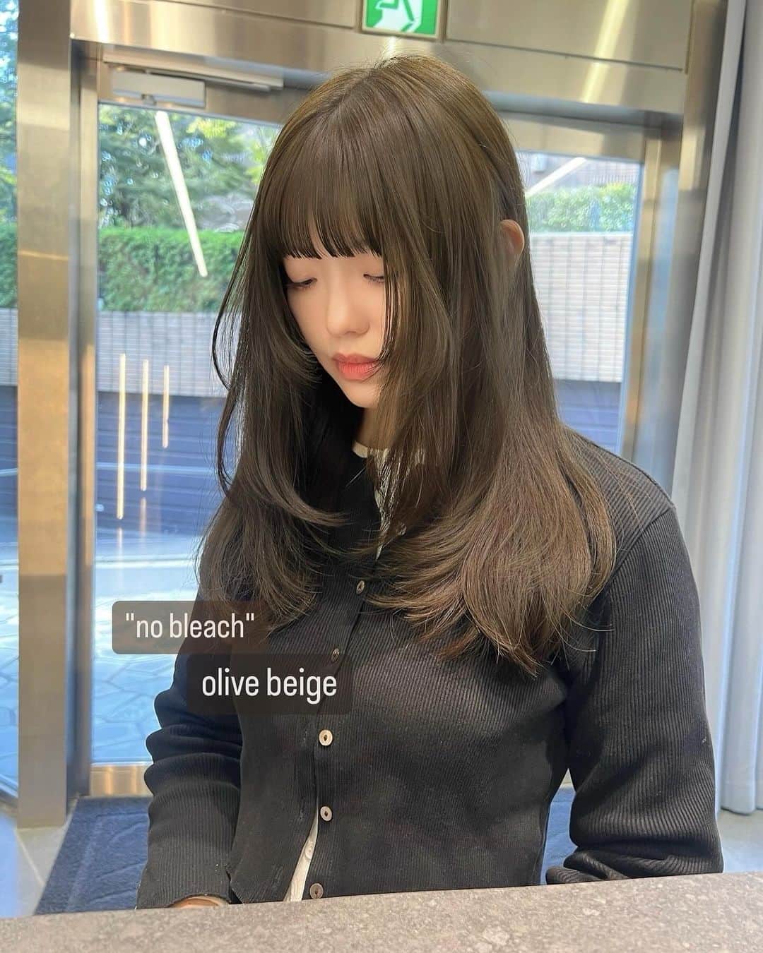 古賀美紀のインスタグラム：「【人気NO1！bleach無しでできる色素薄めカラー】 嫌な赤みを消してくれて透明感抜群な  「 #オリーブベージュ ❤︎」  いつも大切な髪の毛を任せて頂いてるお客様✨ 回数を重ねるごとに 透明感たっぷりなオリーブカラーになります♡  現在の明るさより明るくしたい方、地毛からのカラーのお客様はダブルケアカラー  選択お願いします♡  ✨オススメメニュー✨ "人気No.1" ✔️プレミアムケアカラー　¥11400~ 毛髪強化剤♡髪の毛を補強し切れ毛・枝毛を98.6%防ぎます！ →髪の毛に凄く良いので、髪の毛を綺麗に持続させたい方オススメです！  "前処理剤オプションメニュー" 毛髪は、約80%のタンパク質（PPT）と 約5%の脂質（CMC）約12%の水分で構成されています。  前処理剤のPPTとCMCを＋する事で カラーの仕上がりとカラーの持続性をUPします♡！  ✔️CMC ¥1500 ブリーチ、ヘアカラーの薬剤を均一に浸透させる。 ダメージ補修と保湿をし髪表面をツヤやかに 指通りをよくする。 →髪の硬さ、パサつき、ゴワつきは cmcが失われてるのでオススメです♡！  ✔️PPT ¥1500 ダメージを補修し、ダメージで失った髪の タンパク質部分を補修し、弾力を与えてくれます。 ヘアカラーの再現性と持ちを高める。 →ダメージや色落ちが気になる方オススメ 【プレミアムケアカラーとの同時施術でさらに効果UP！】  ✔️CMC＋PPT ¥3000 更にクオリティを高めたい方オススメです♡  ※前処理を希望の方は、予約時にどの前処理をしたいか LINEしてください♡」