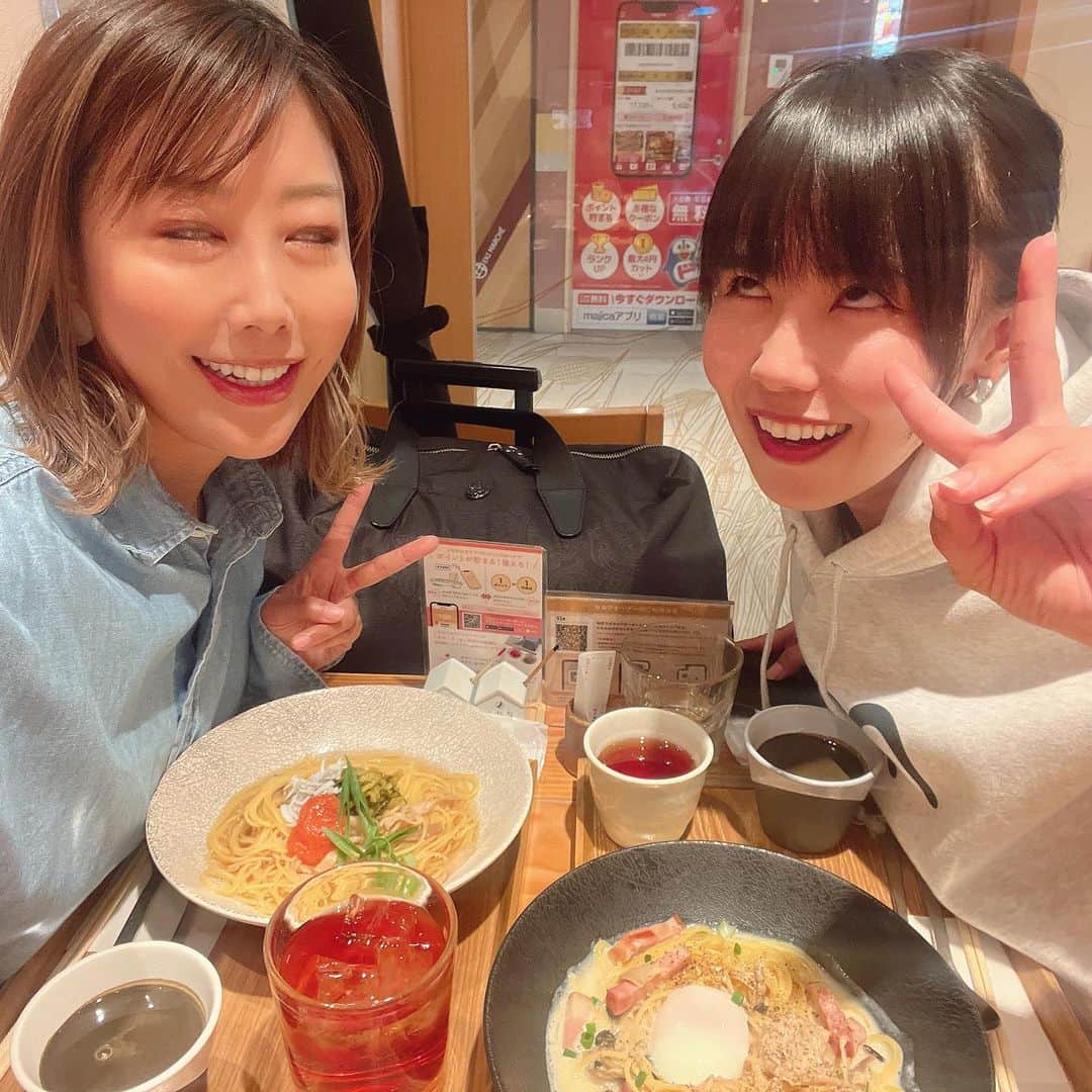 蒼井さやさんのインスタグラム写真 - (蒼井さやInstagram)「今日は大丸梅田店にて【CostaLibre POP UP STORE】 が開催されており、イベントのお手伝いをしてきました☺️✨️ さゆりちゃん @sayuri_solana の来店日でもあり、平日にも関わらずたくさんのお客さまが遊びにきてくださいました🤗ご来店頂いた皆さまありがとうございました🥰 ・ ・ ・ 今回私のブランド【BLAUSEA-ブラウシー-】は出店が間に合わず販売できませんでしたが、次の機会にまた参戦させていただくので是非直接見に来て頂けたら嬉しいです♥️ ちなみに今回のポップアップは明日22日までの開催ですので、明日お時間のある方は是非大丸梅田店8階イベントスペースに足を運んでみて下さいね😉✨️ ・ ・ ・ イベント前に、さゆりんとランチしてきたよー😋 最近、巷で流行っている白目を練習したいということで色々伝授してきた🙄でも照れと恥じらいがあってまだまだなので、10級→7級というところですかね。 華麗なる白目は日頃のトレーニングが必要ですからね。はい。 そんな今日は、久しぶりにポニーテールにしてみましたよ。 ・ ・ ・ ・ 【大丸梅田店】 〒530-8202 大阪府大阪市北区梅田３丁目１−１-8F イベントスペース  0663431231  https://www.daimaru.co.jp/umedamise/  ・ ・ ・ #大丸梅田ポップアップ  #大丸梅田店  #釣り  #Fishing  #釣りガール  #Fishinggirl  #Fishinggear  #fishtrippersvillage  #herryhansen  #そらなさゆり」11月20日 22時45分 - saya.aoi