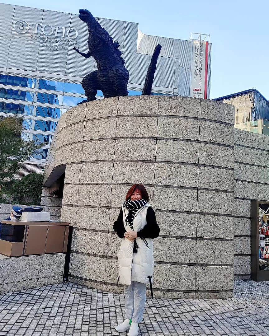 清水まり子さんのインスタグラム写真 - (清水まり子Instagram)「ゴジラと対決〓自分と対決だわ🔥 日比谷にはいくつものゴジラがいる。 #ゴジラ  #godzilla  #ゴジラロード  #ゴジラ2023 #mariko  #清水まり子」11月20日 22時46分 - mariko1205shimizu